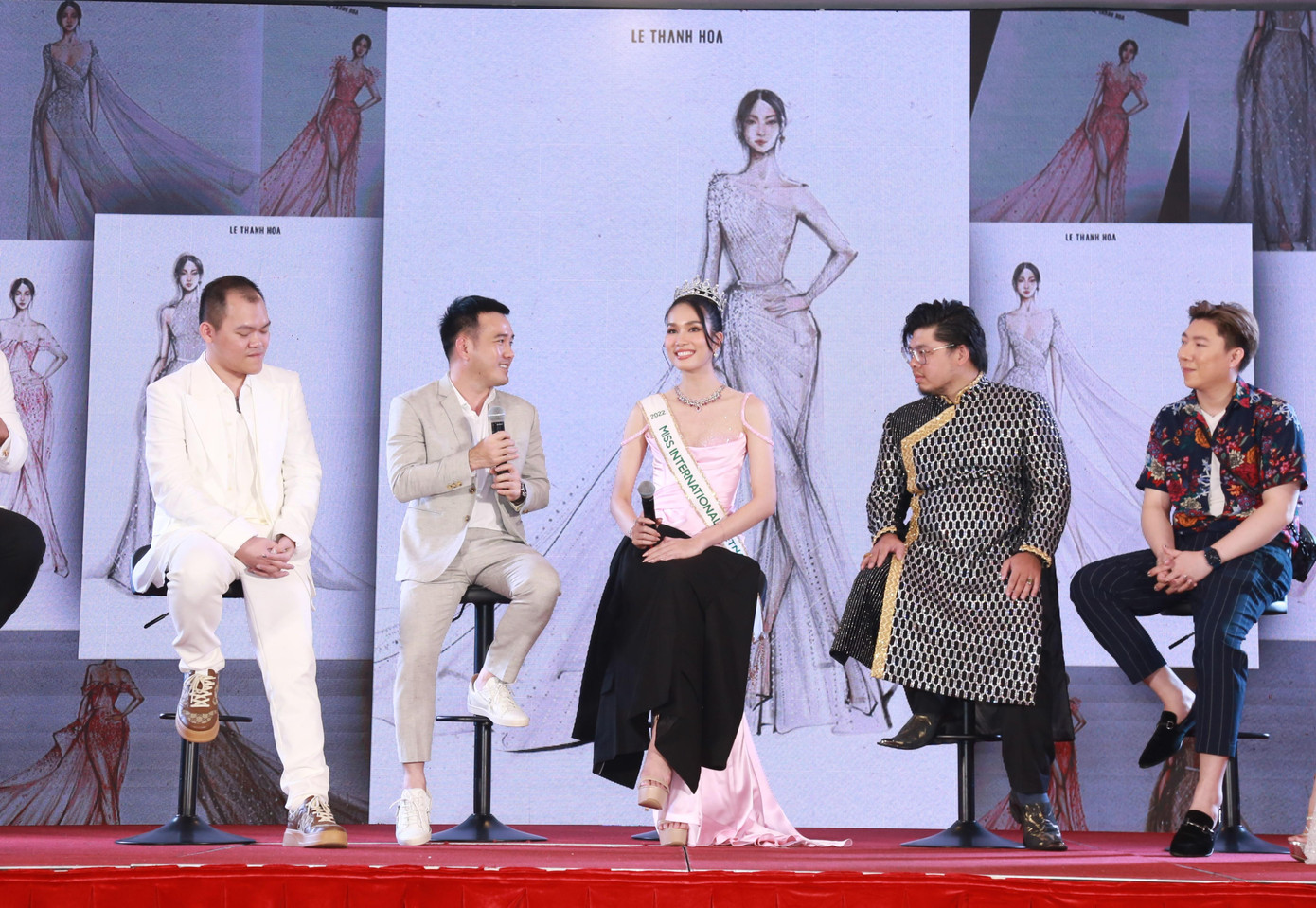 Các nhà thiết kế chia sẻ về các bộ trang phục đặc biệt dành cho Á hậu Phương Anh.