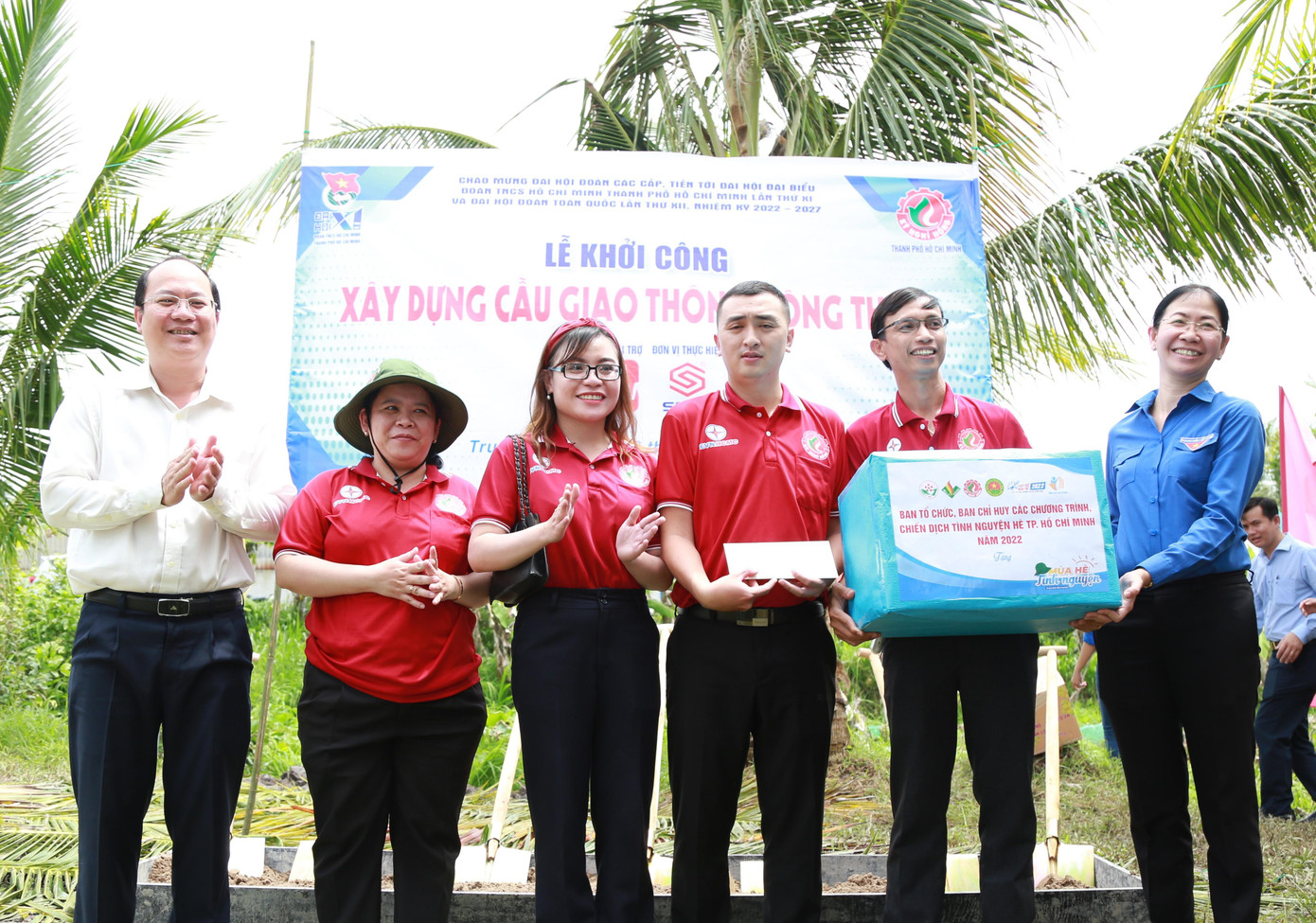 Ông Nguyễn Hồ Hải, Phó Bí thư Thành ủy TPHCM (bìa trái) và chị Phan Thị Thanh Phương, Bí thư Thành Đoàn TPHCM trao quà động viên các chiến sĩ tình nguyện Kỳ nghỉ hồng Tổng Công ty Xây dựng Sài Gòn - TNHH MTV. Ông Nguyễn Hồ Hải, Phó Bí thư Thành ủy TPHCM (bìa trái) và chị Phan Thị Thanh Phương, Bí thư Thành Đoàn TPHCM trao quà động viên các chiến sĩ tình nguyện Kỳ nghỉ hồng Tổng Công ty Xây dựng Sài Gòn - TNHH MTV.