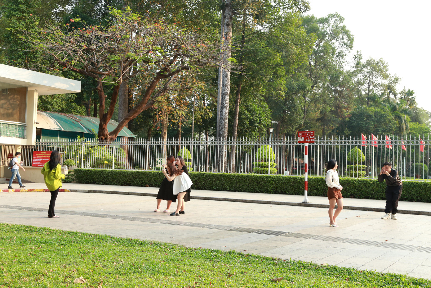 Các bạn trẻ chụp hình kỷ niệm bên ngoài Dinh Thống Nhất, quận 1.