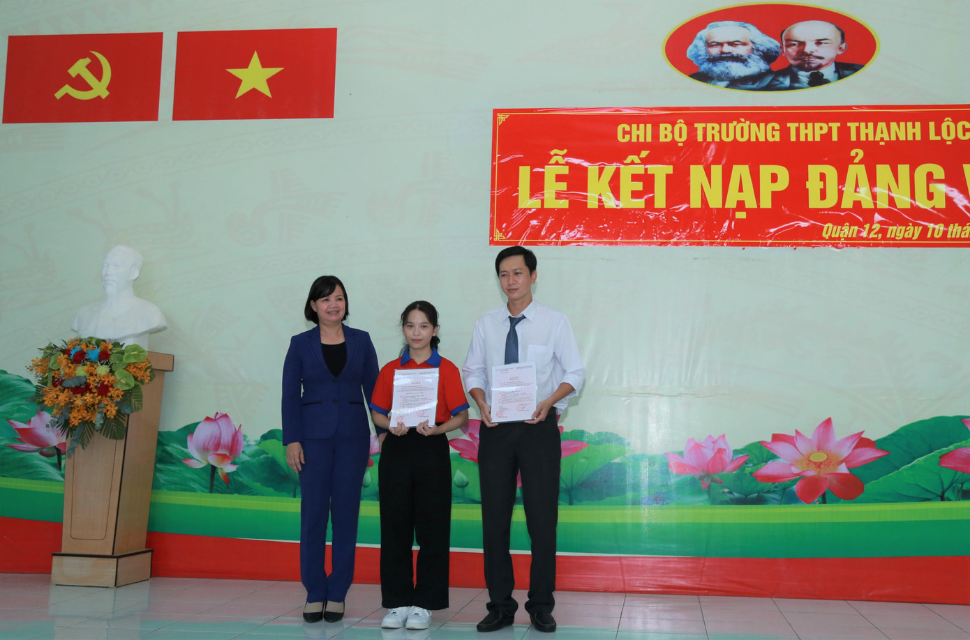 Đại diện Quận ủy quận 12 trao quyết định kết nạp Đảng cho hai đảng viên mới.