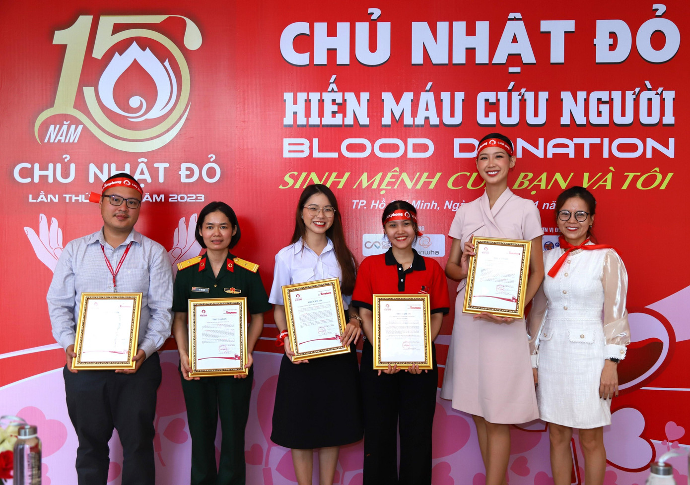 Đại diện báo Tiền Phong, chị Đặng Thụy Đông Nghi, Phó phòng Kinh doanh báo Tiền Phong trao thư cảm ơn cho các đơn vị, cá nhân tích cực đồng hành. Đại diện báo Tiền Phong, chị Đặng Thụy Đông Nghi, Phó phòng Kinh doanh báo Tiền Phong trao thư cảm ơn cho các đơn vị, cá nhân tích cực đồng hành.