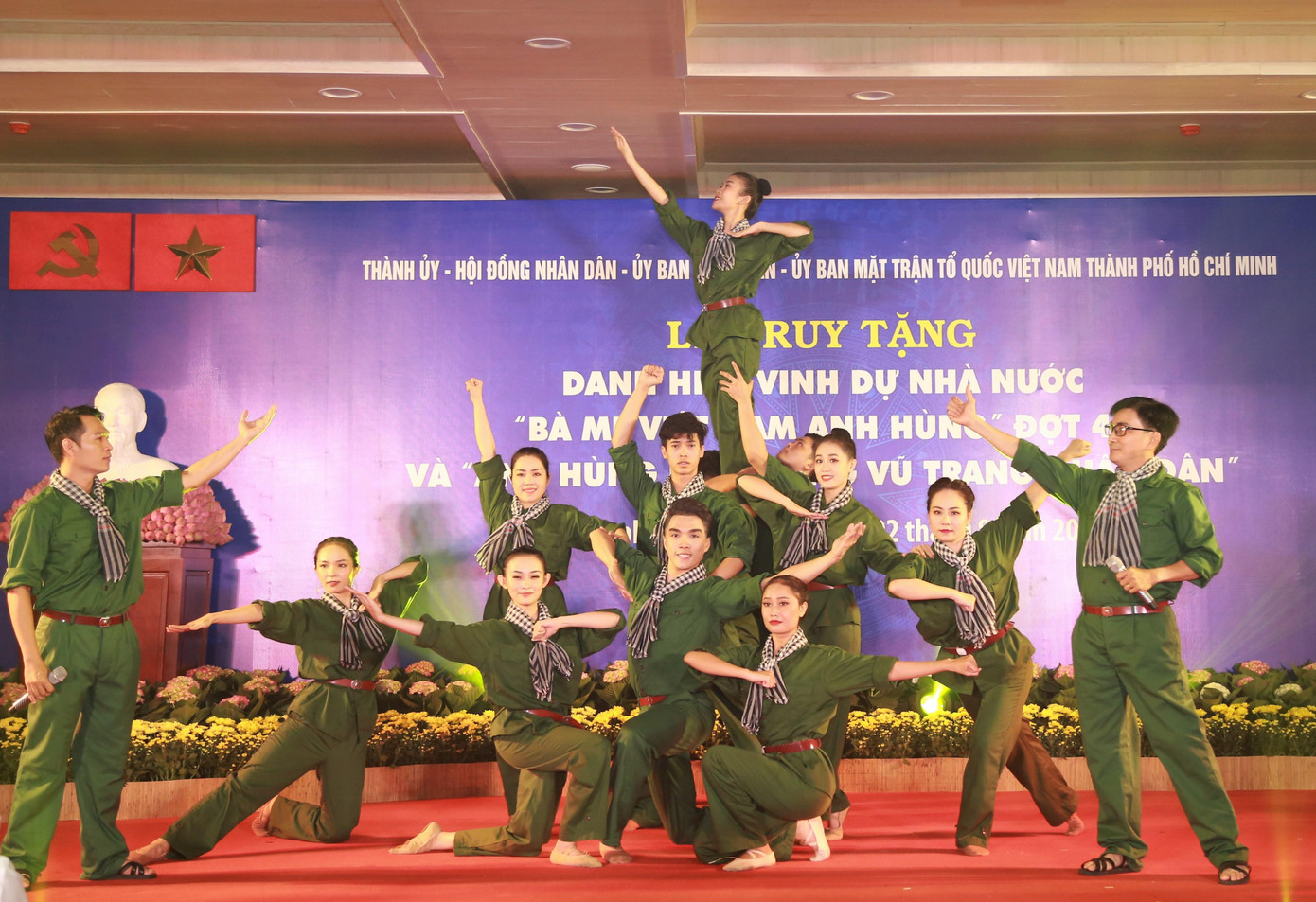 Các tiết mục văn nghệ của Nhà hát Ca múa nhạc dân tộc Bông Sen khắc họa hình ảnh hy sinh của những người mẹ Anh hùng, những chiến sĩ quả cảm trong các cuộc kháng chiến của dân tộc. Các tiết mục văn nghệ của Nhà hát Ca múa nhạc dân tộc Bông Sen khắc họa hình ảnh hy sinh của những người mẹ Anh hùng, những chiến sĩ quả cảm trong các cuộc kháng chiến của dân tộc.