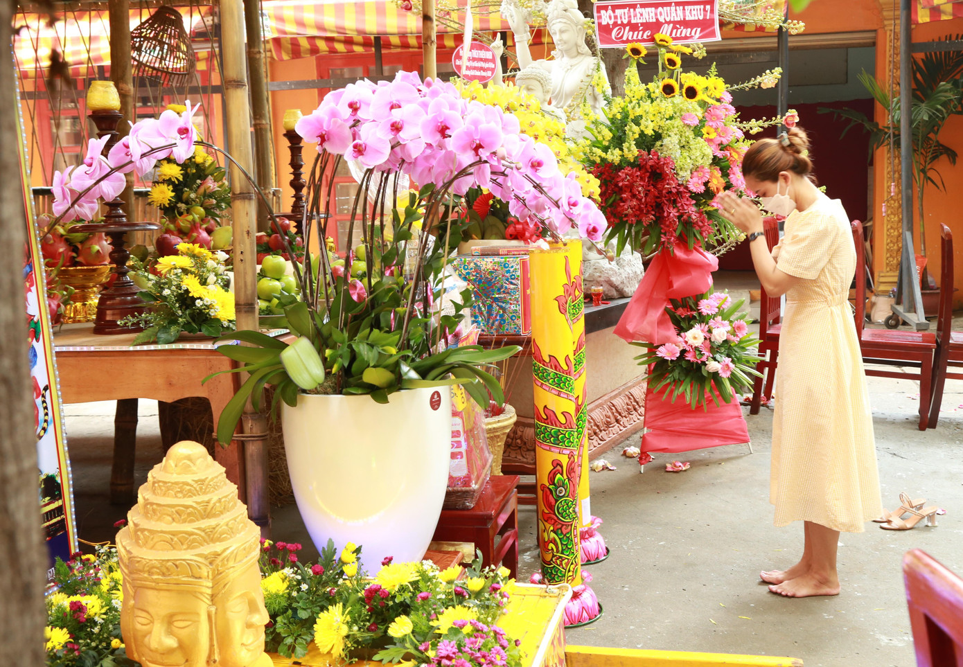 Người dân thắp hương lễ Phật nhân dịp Tết Chôl Chnăm Thmây.