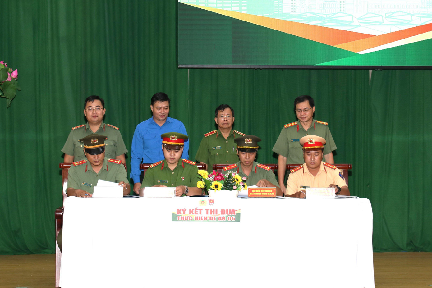 Tuổi trẻ Công an 21 quận, huyện, TP Thủ Đức ký kết thi đua thực hiện Đề án 06. Ảnh: Như Việt Tuổi trẻ Công an 21 quận, huyện, TP Thủ Đức ký kết thi đua thực hiện Đề án 06. Ảnh: Như Việt