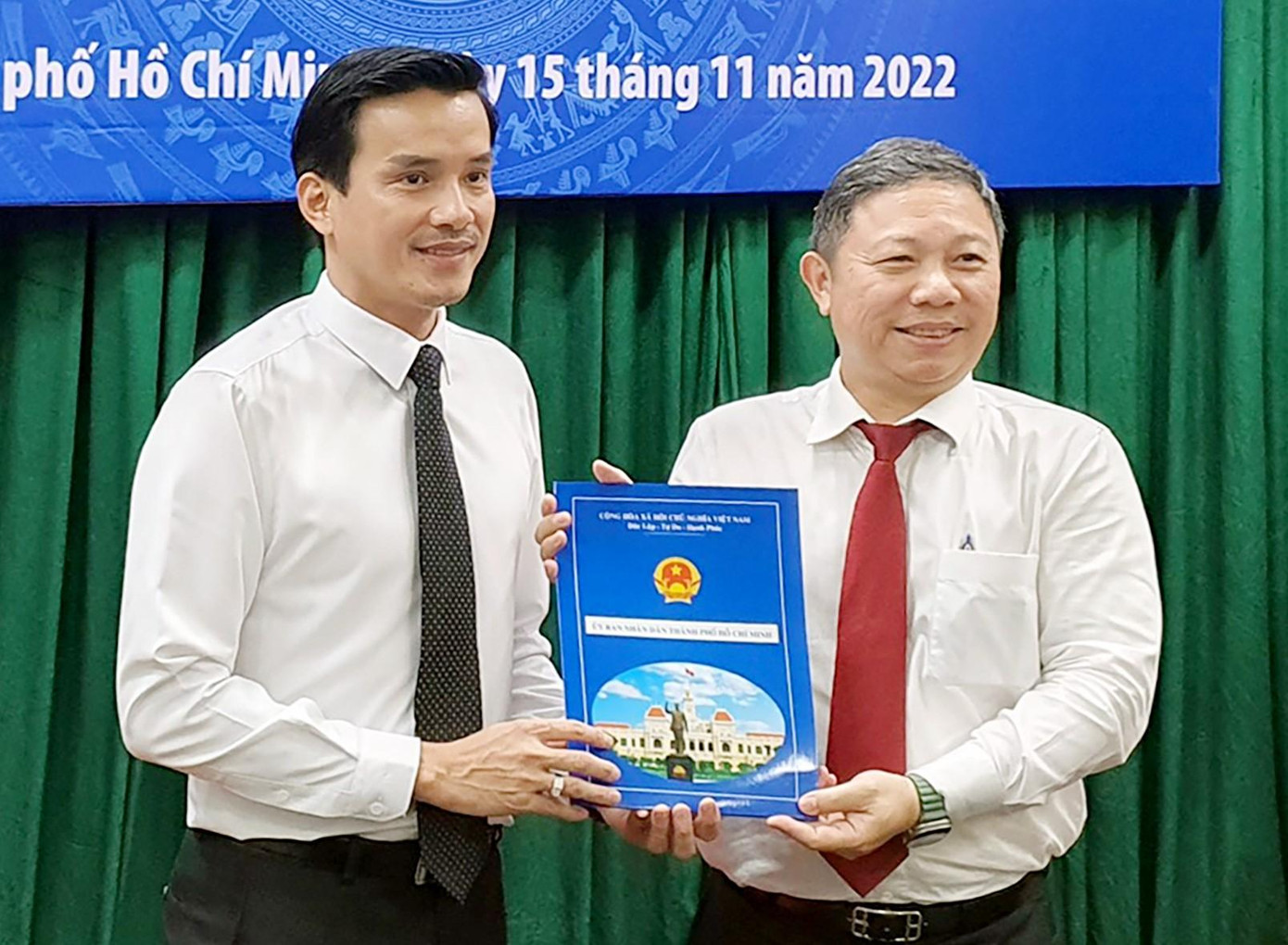 Phó Chủ tịch UBND TPHCM Dương Anh Đức (phải) trao quyết định cho ông Nguyễn Nam Nhân. Ảnh: SGGP Phó Chủ tịch UBND TPHCM Dương Anh Đức (phải) trao quyết định cho ông Nguyễn Nam Nhân. Ảnh: SGGP