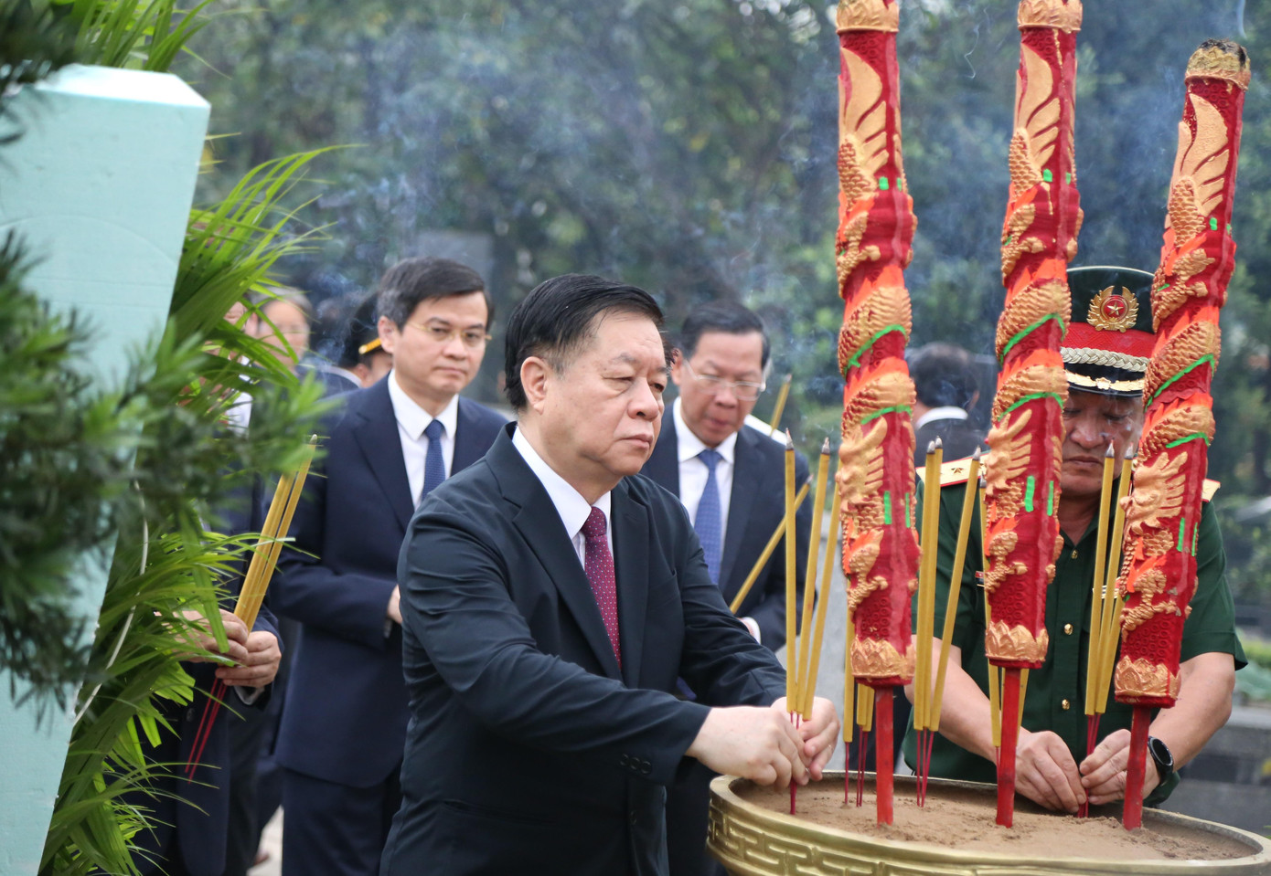 Trưởng ban Ban Tuyên giáo Trung ương Nguyễn Trọng Nghĩa dâng hương.