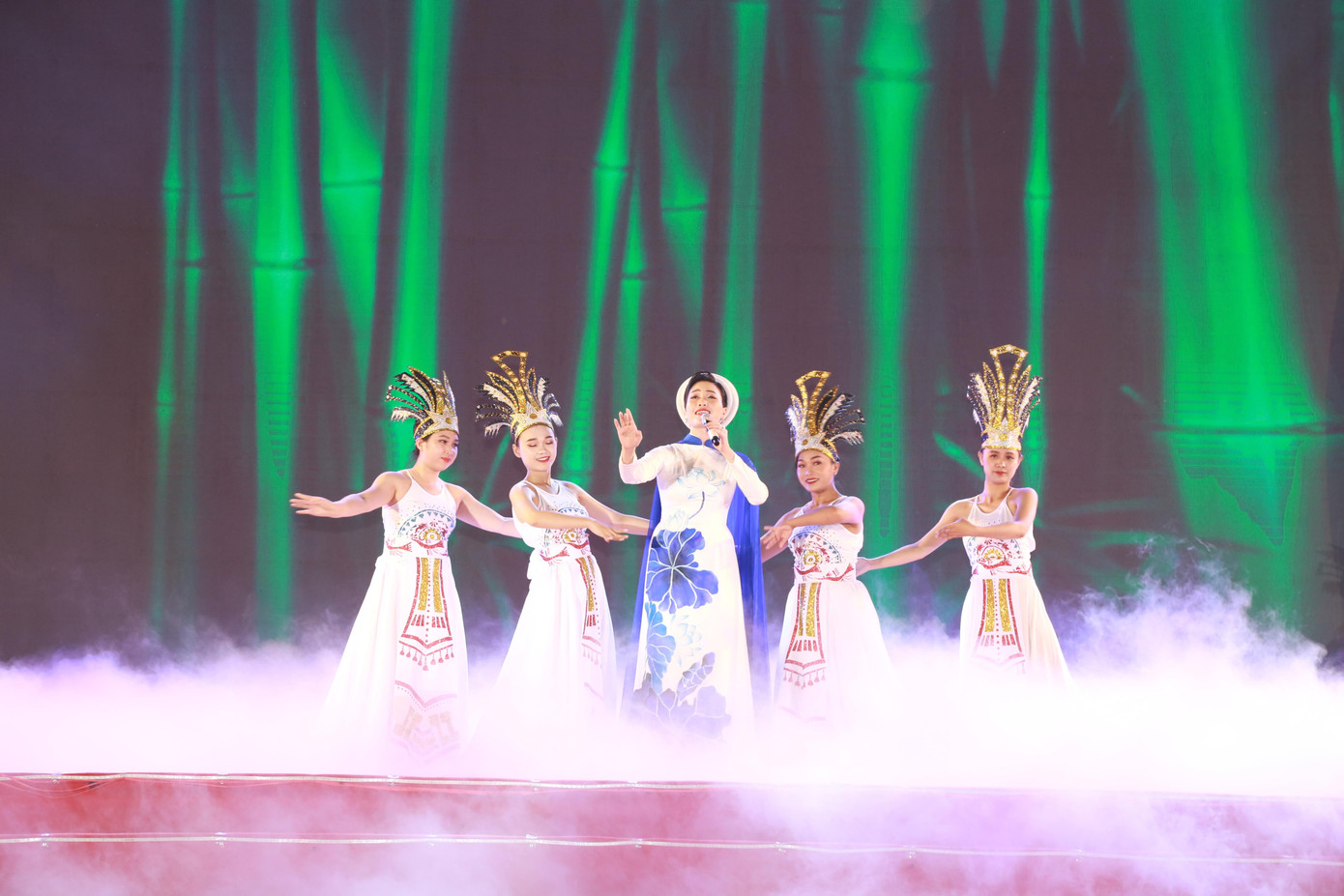 Lời ca gợi nhắc mỗi người con dân nước Việt dù "ăn đâu làm đâu" thì cũng "biết cúi đầu nhớ ngày giỗ Tổ". Lời ca gợi nhắc mỗi người con dân nước Việt dù "ăn đâu làm đâu" thì cũng "biết cúi đầu nhớ ngày giỗ Tổ".