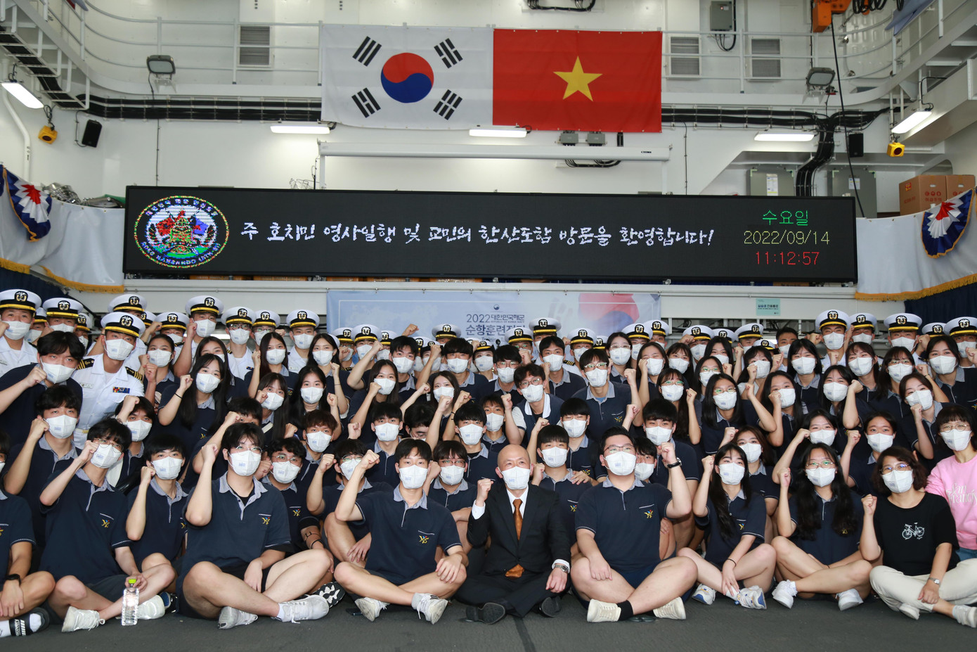 Các em học sinh Trường Hàn Quốc tại Việt Nam chụp ảnh lưu niệm cùng Tổng Lãnh sự Hàn Quốc tại TPHCM ngay trên tàu.