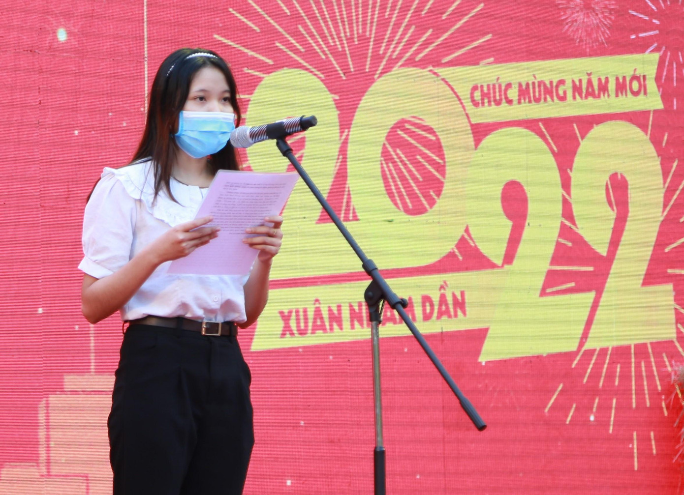 Gửi lời cám ơn đến Ban tổ chức, bạn Hằng Nga, sinh viên năm 3 Trường Đại học Nông Lâm TPHCM xúc động khi đi học xa nhà, dịp Tết này đã được các cơ quan, ban ngành và các Mạnh thường quân chung tay giúp mình đón một cái Tết ấm lòng.