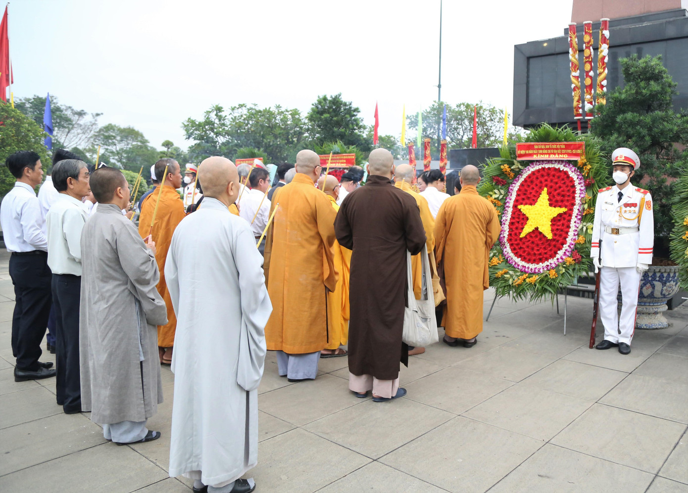 Ngay sau lễ dâng hoa, dâng hương, đoàn đại biểu Trung ương di chuyển về Hội trường Thành phố để dự Hội thảo khoa học Kỷ niệm 100 năm ngày sinh cố Thủ tướng Võ Văn Kiệt (23/11/1922 - 23/11/2022).