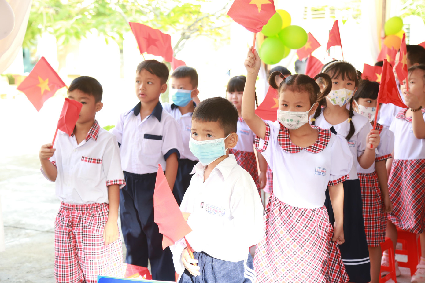 Các em học sinh bẽn lẽn trong những thời khắc đầu của năm học mới.