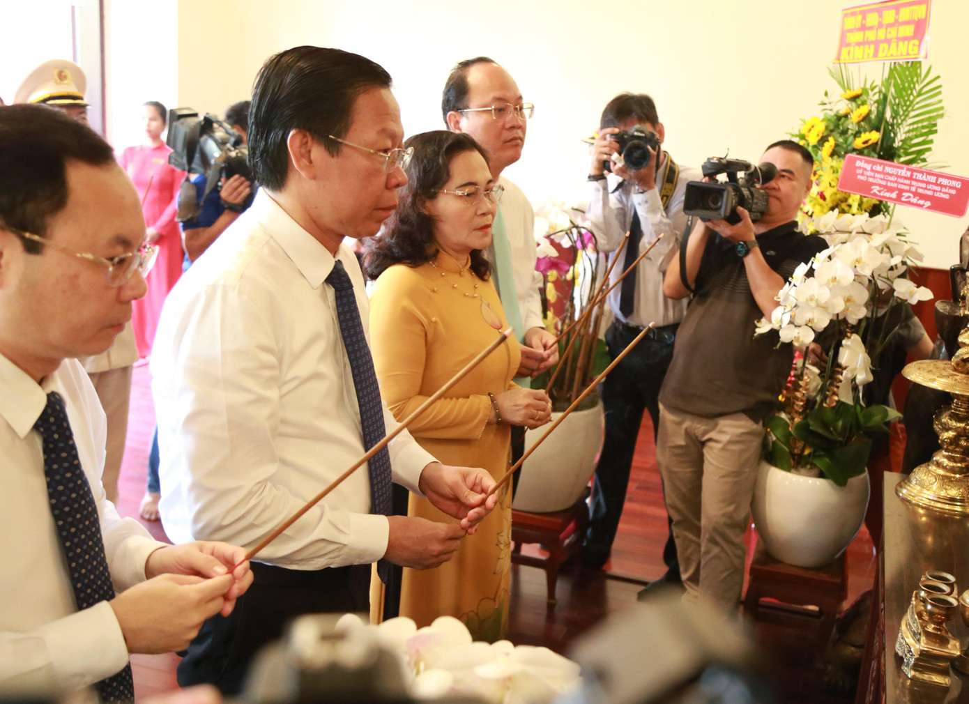 Chủ tịch UBND TPHCM Phan Văn Mãi cùng Thường trực Thành ủy - HĐND TPHCM dâng hương Chủ tịch Hồ Chí Minh. Chủ tịch UBND TPHCM Phan Văn Mãi cùng Thường trực Thành ủy - HĐND TPHCM dâng hương Chủ tịch Hồ Chí Minh.