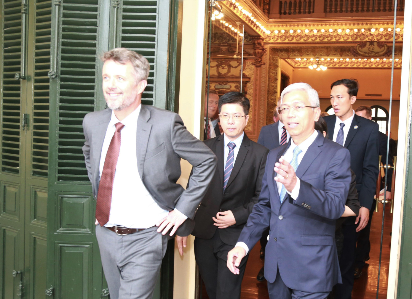 Tại buổi gặp gỡ lãnh đạo TPHCM, Thái tử kế vị Đan Mạch Frederik có dịp theo dõi, ngắm nhìn cảnh quan khu vực trung tâm thành phố từ ban công tòa nhà Ủy ban nhân dân TPHCM.