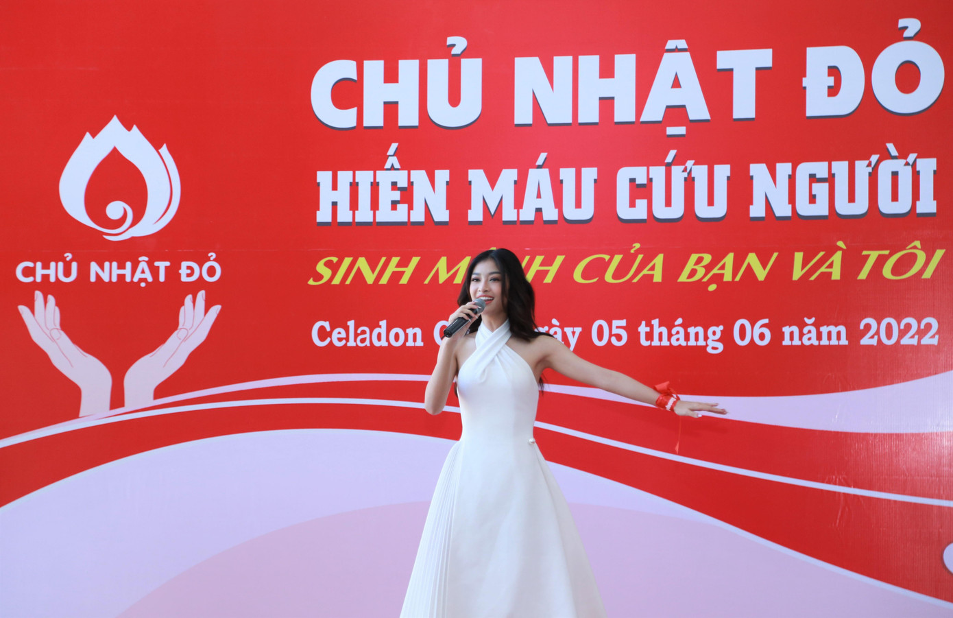 Là một nàng hậu đa tài, Á hậu Kiều Loan còn sở hữu giọng hát đầy nội lực. Tại chương trình hôm nay, Kiều Loan đã mang đến những lời ca ý nghĩa gửi tặng mọi người qua bài hát &quot;Mong ước bình thường&quot; (sáng tác Đinh Mạnh Ninh).