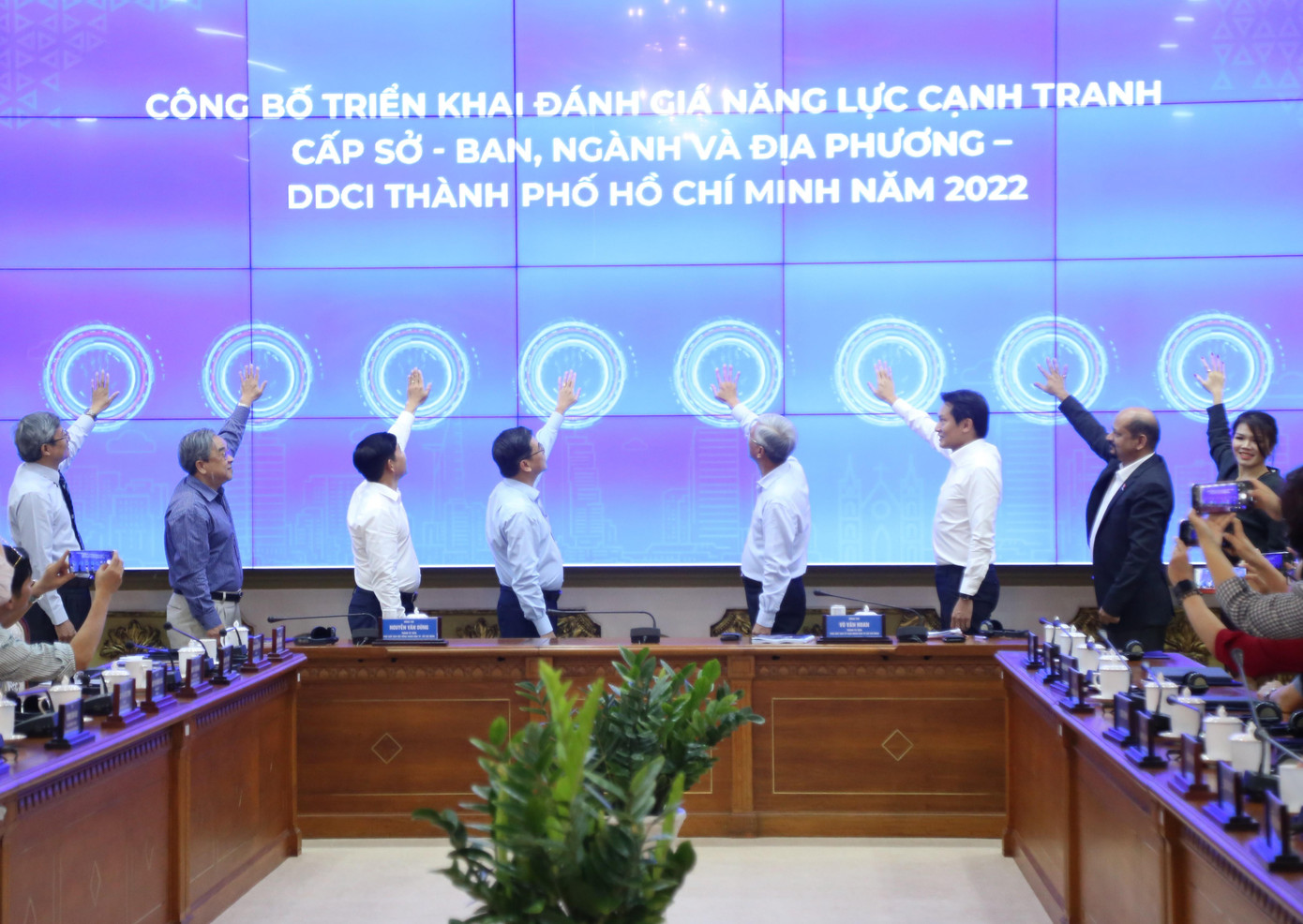 Lãnh đạo TPHCM cùng các sở ngành, hiệp hội doanh nghiệp thực hiện nghi thức phát động chương trình đánh giá DDCI.