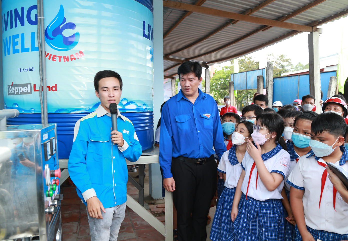 Kỹ thuật viên hướng dẫn người dân, các em thiếu nhi cách vận hành, sử dụng và bảo quản hệ thống máy lọc nước.