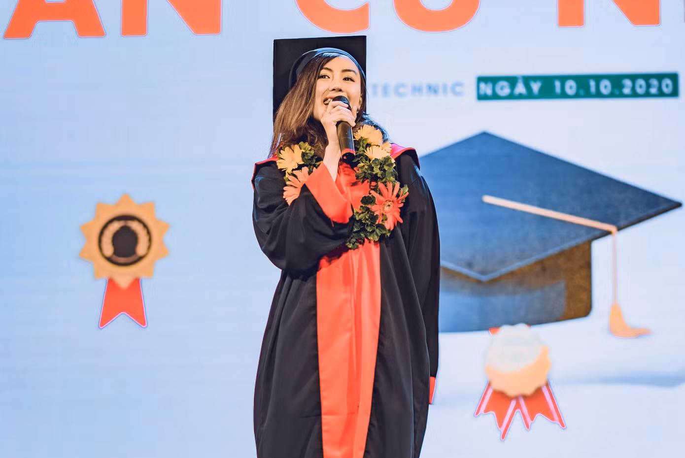 Ngày tốt nghiệp cử nhân, Thảo Uyên tự tin chia sẻ câu chuyện rèn luyện, phấn đấu của mình trước thầy cô và hàng trăm bạn bè (Ảnh: NVCC). Ngày tốt nghiệp cử nhân, Thảo Uyên tự tin chia sẻ câu chuyện rèn luyện, phấn đấu của mình trước thầy cô và hàng trăm bạn bè (Ảnh: NVCC).