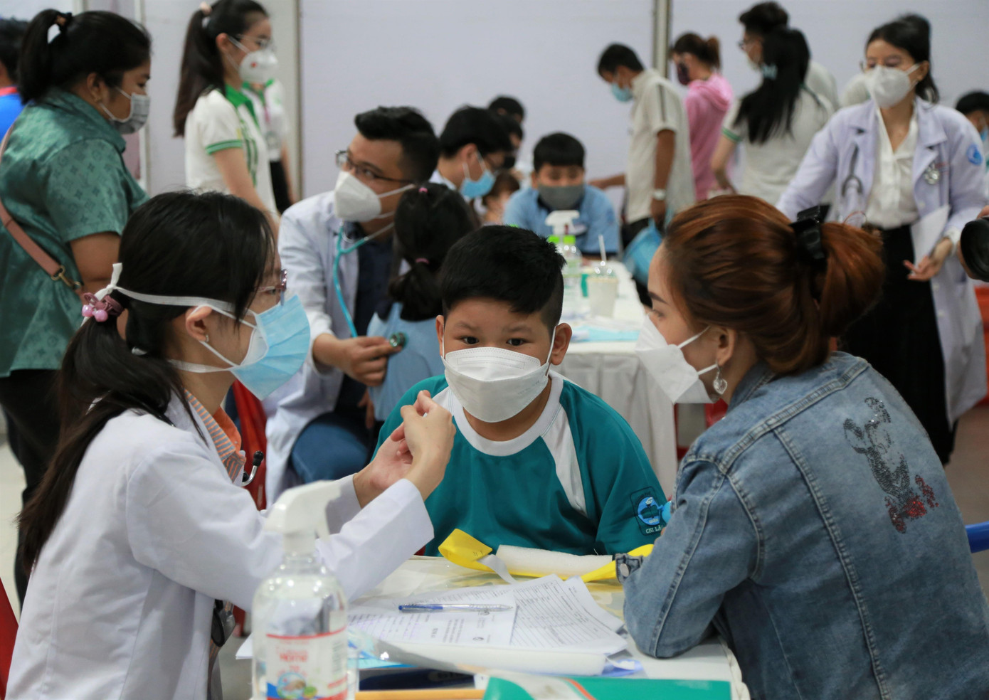 Theo đánh giá của nhiều bác sĩ, phần lớn các em không gặp phải những vấn đề về sức khỏe, tuy vậy nhiều em có biểu hiện các vấn đề tâm lý hậu COVID và cần được kịp thời hỗ trợ.