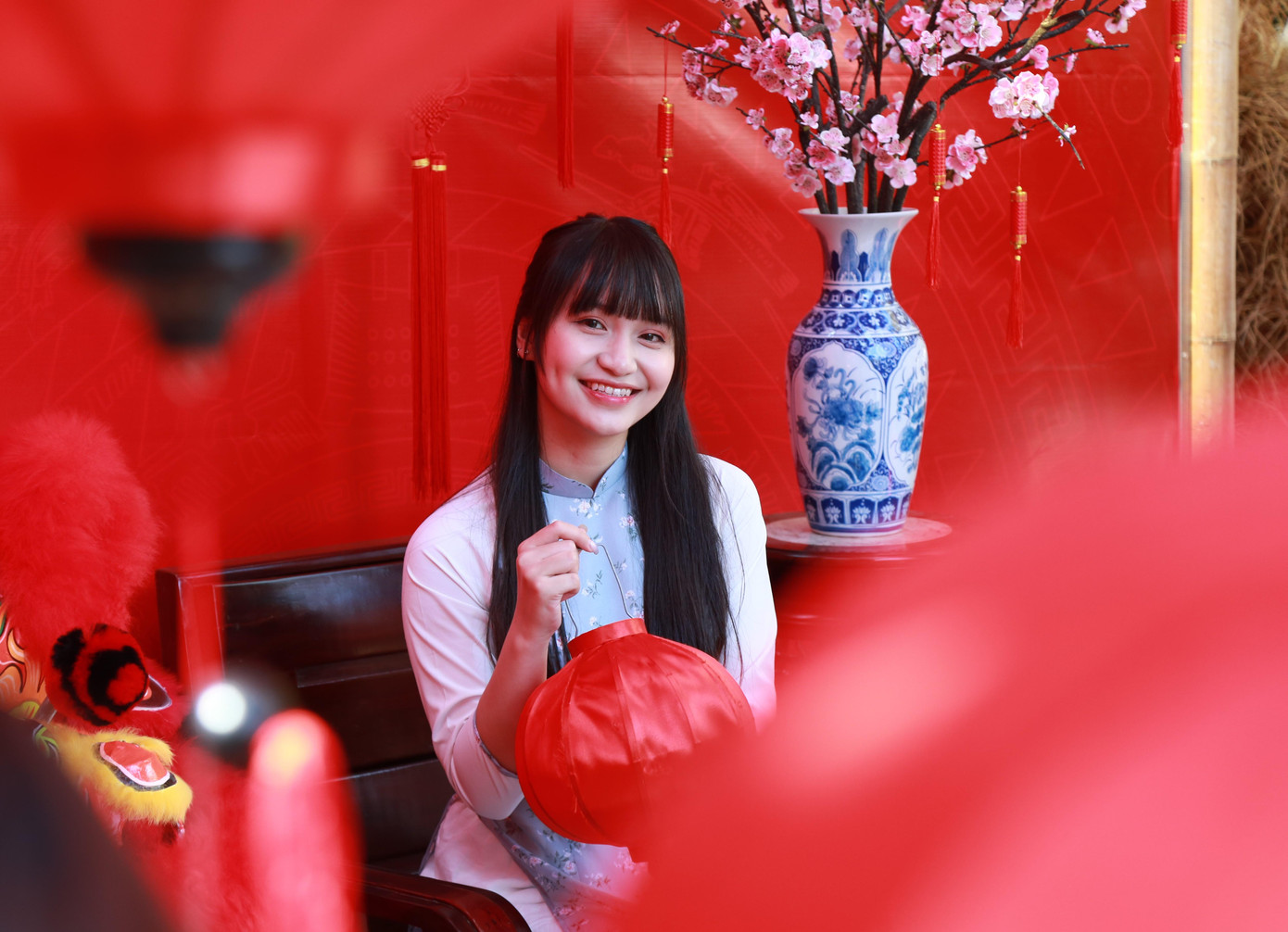 Bạn trẻ đến với không gian Tết cổ truyền, khoe sắc giữa 'rừng' mai vàng rực rỡ ảnh 2 Bạn trẻ đến với không gian Tết cổ truyền, khoe sắc giữa 'rừng' mai vàng rực rỡ ảnh 2