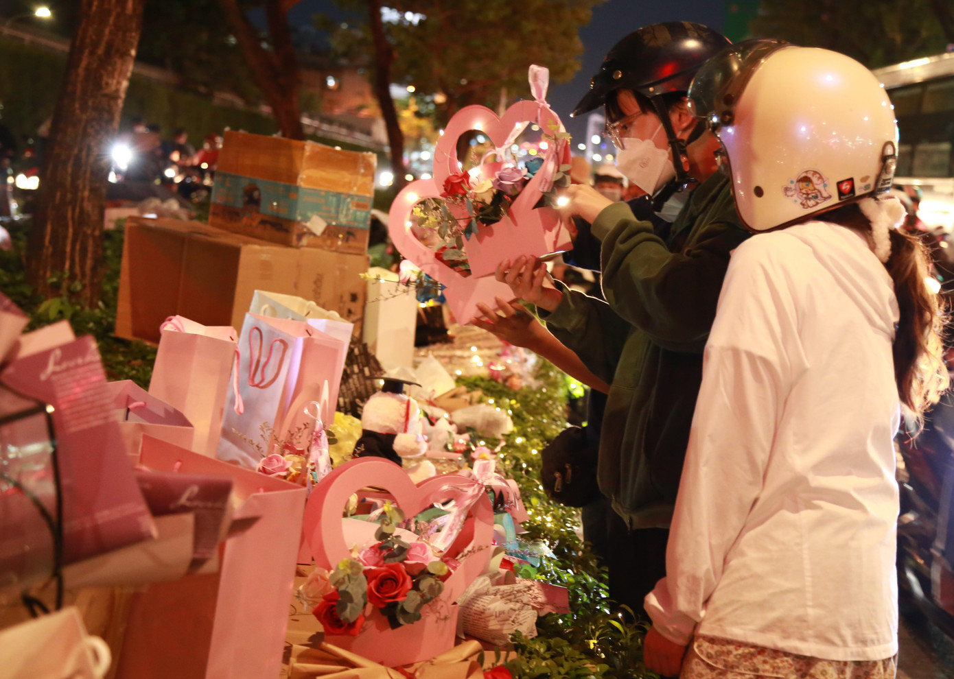 Đôi bạn trẻ tìm hiểu món quà "chong đèn led" trước khi quyết định mua.