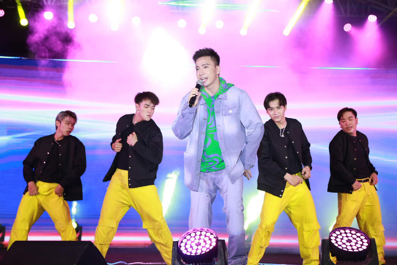 Nhận được bó hoa hướng dương của người hâm mộ tặng mình nhân dịp sinh nhật, nam ca sĩ bày tỏ: &quot;S.T mong các vận động viên chúng ta hãy thi đấu hết mình và hướng đến những chiến thắng&quot;.