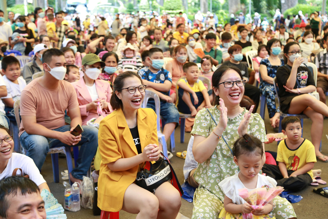 Bên cạnh thưởng ngoạn cảnh sắc đặc biệt về đời sống muông thú, các em nhỏ và phụ huynh cũng trải nghiệm những phút giây vui tươi với các tiết mục của các nghệ sĩ trên sân khấu.