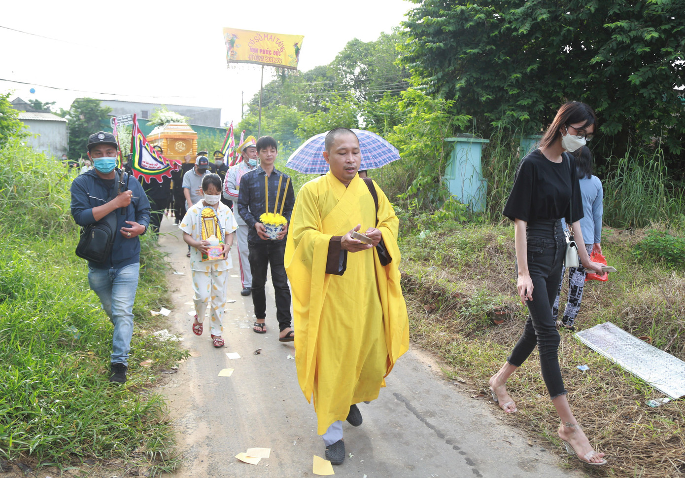 Sau nghi lễ cầu nguyện, linh cữu người mẫu được đưa đi hỏa táng tại Trung tâm Hỏa táng Bình Hưng Hòa (quận Bình Tân).