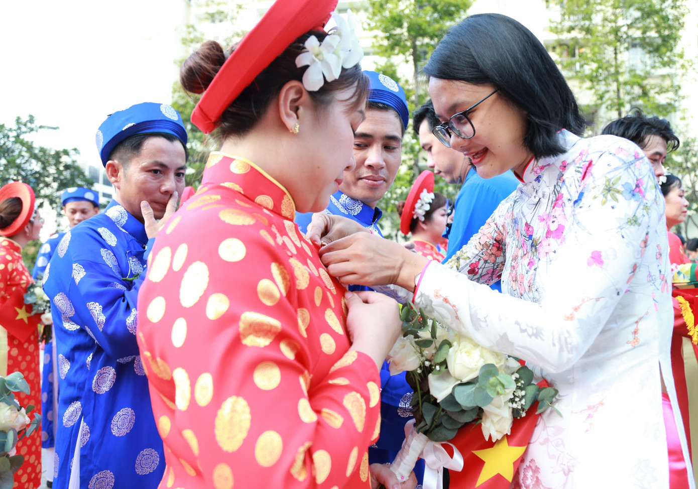 Đây là một trong những tặng phẩm các cặp đôi nhận được khi tham gia chương trình ý nghĩa này. Cùng với đó, mỗi đôi cô dâu chú rể cũng được ban tổ chức, các "mạnh thường quân" tặng cặp nhẫn cưới, bàn tiệc, chăm sóc sức khỏe miễn phí, ảnh cưới, phiếu quà tặng, trang điểm, trang phục cưới...