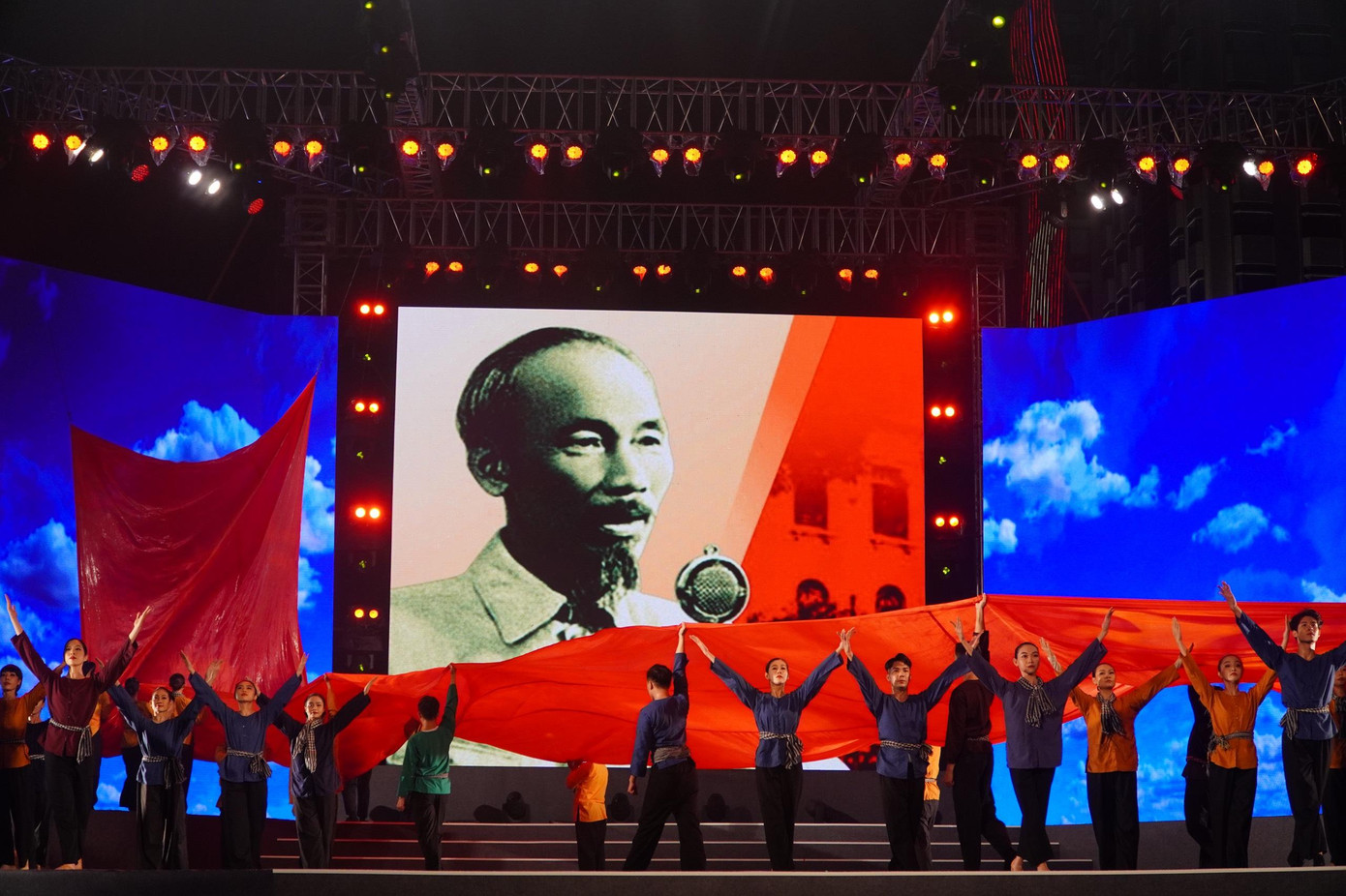 Chương trình tái hiện thời khắc lịch sử của dân tộc ngày 2/9 - ngày Bác Hồ đọc bản Tuyên ngôn độc lập, khai sinh nước Việt Nam Dân chủ Cộng hòa, nay là nước Cộng hòa Xã hội Chủ nghĩa Việt Nam. Ảnh: Ban tổ chức.