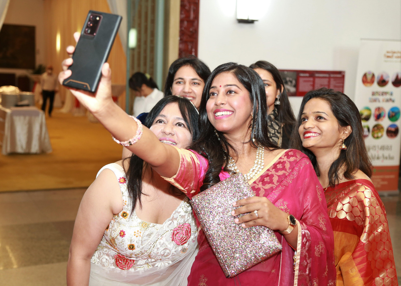 Nhiều diễn viên nổi tiếng của nền công nghiệp điện ảnh Bollywood...