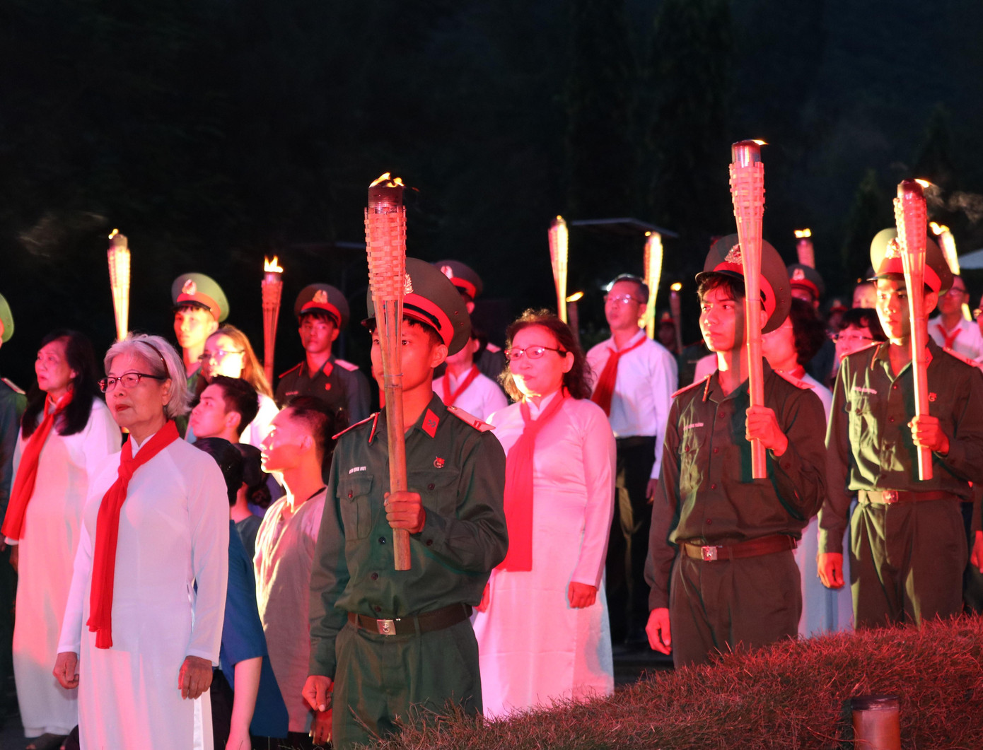 Linh thiêng lễ thắp nến tri ân các Anh hùng liệt sĩ tại Côn Đảo ảnh 6