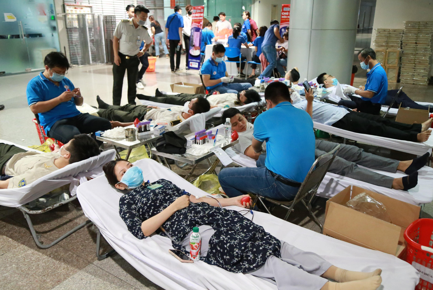 Cũng như nhiều đồng nghiệp, chị Phạm Thị Thùy Duyên (26 tuổi, làm việc tại Phòng chờ, Công ty Cổ phần Dịch vụ hàng không sân bay Tân Sơn Nhất - SASCO) tranh thủ sáng cuối tuần tham gia hoạt động ý nghĩa cùng mọi người.