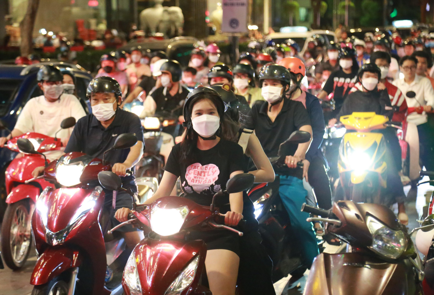 Tối nay khu vực Phố đi bộ Nguyễn Huệ đôi lúc xảy ra kẹt xe cục bộ khi rất đông người dân đổ ra đường đi chơi, một hình ảnh ít thấy vào ngày đầu tuần. Tối nay khu vực Phố đi bộ Nguyễn Huệ đôi lúc xảy ra kẹt xe cục bộ khi rất đông người dân đổ ra đường đi chơi, một hình ảnh ít thấy vào ngày đầu tuần.