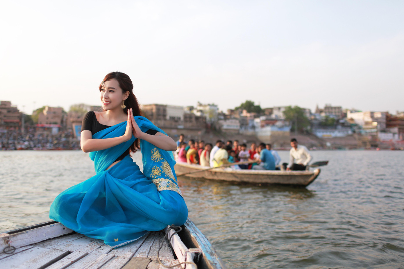 Phụng Yến bên dòng sông Hằng linh thiêng (Ấn Độ).