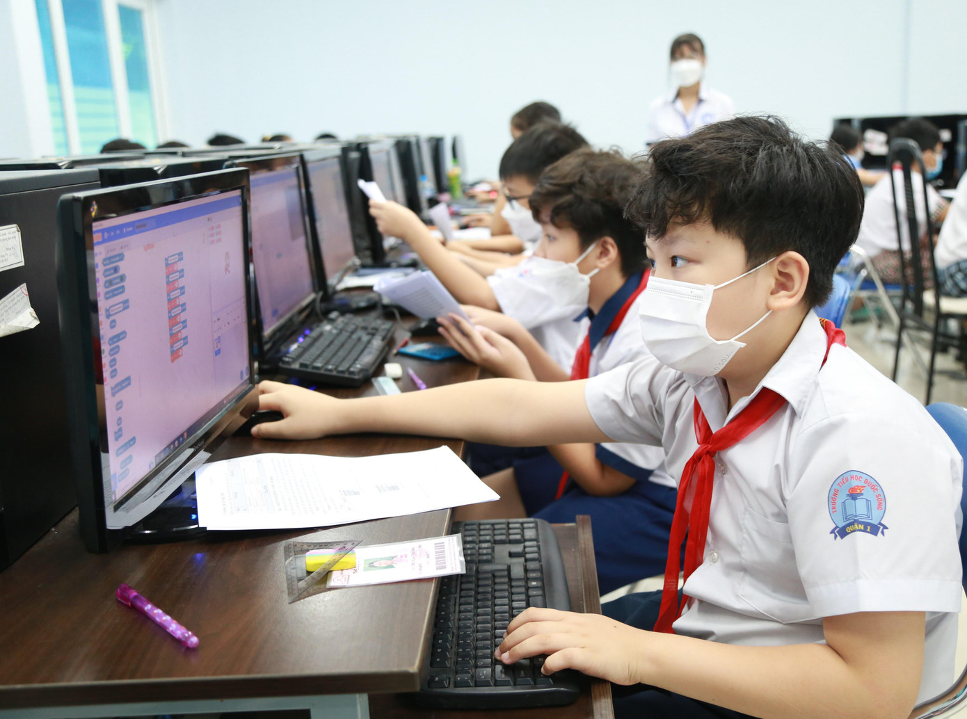 Các em học sinh thực hiện phần thi Kiến thức và kỹ năng tin học tại vòng Chung kết sáng 19/6. Các em học sinh thực hiện phần thi Kiến thức và kỹ năng tin học tại vòng Chung kết sáng 19/6.