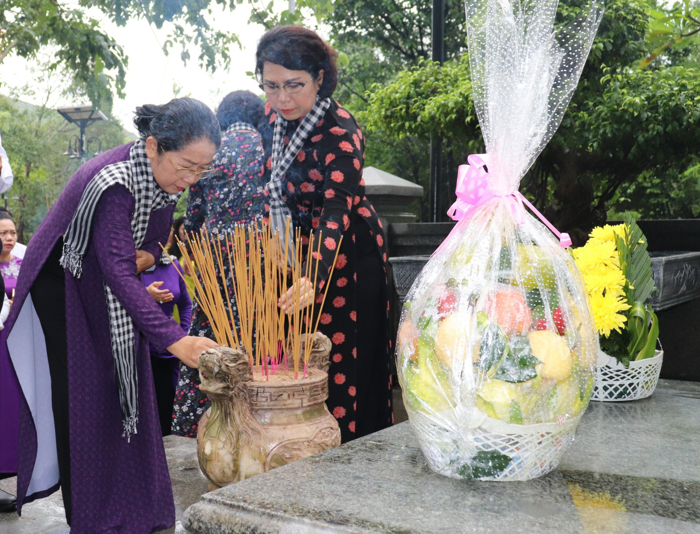 Chủ tịch Ủy ban MTTQ Việt Nam TPHCM Tô Thị Bích Châu và nguyên Phó Bí thư Thành ủy TPHCM Võ Thị Dung dâng hương. Chủ tịch Ủy ban MTTQ Việt Nam TPHCM Tô Thị Bích Châu và nguyên Phó Bí thư Thành ủy TPHCM Võ Thị Dung dâng hương.