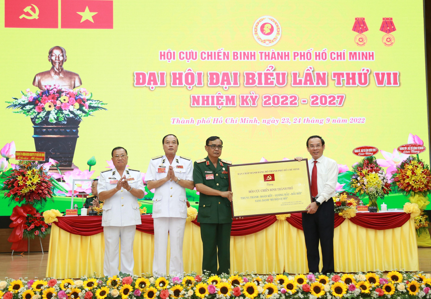 Bí thư Thành ủy TPHCM Nguyễn Văn Nên tặng bức khánh chúc mừng Hội CCB TPHCM. Bí thư Thành ủy TPHCM Nguyễn Văn Nên tặng bức khánh chúc mừng Hội CCB TPHCM.