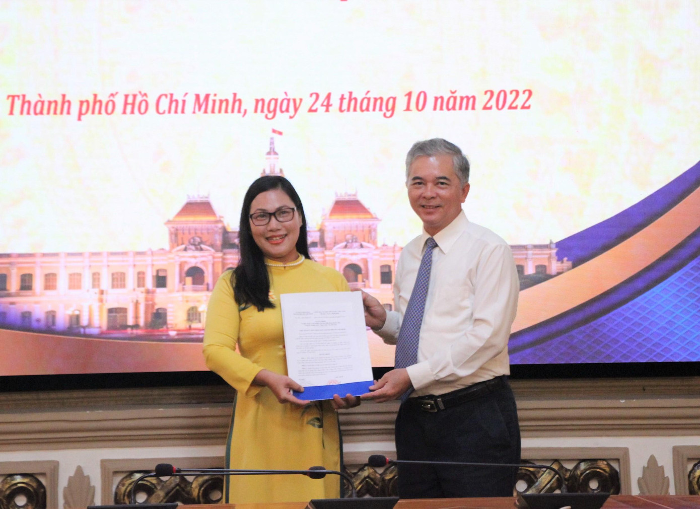Phó Chủ tịch UBND TPHCM Ngô Minh Châu trao quyết định bổ nhiệm cho bà Huỳnh Thu Thảo. Ảnh: SGGP