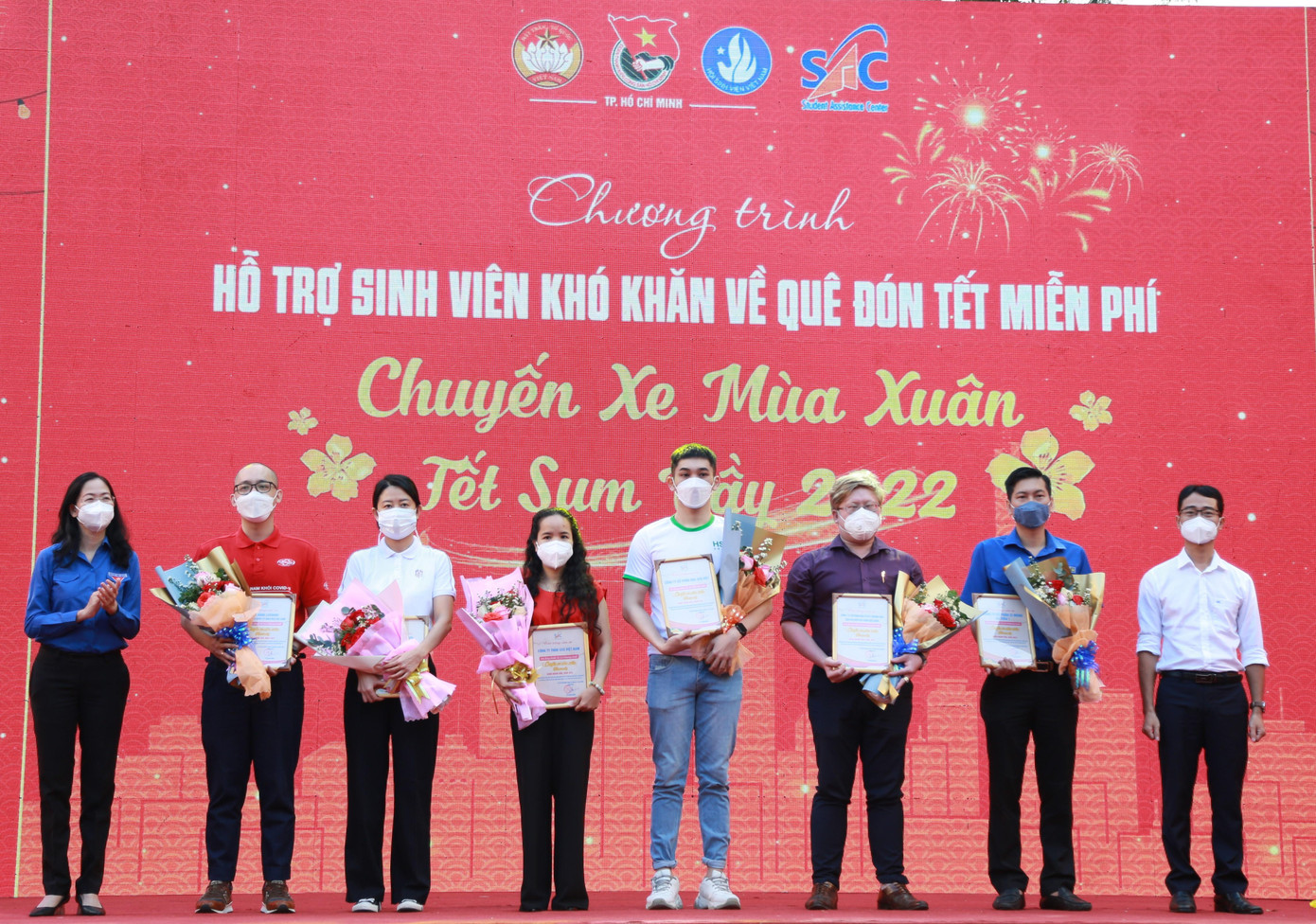 Đại diện Ban tổ chức tri ân các đơn vị đã hỗ trợ chăm lo, thực hiện các chuyến xe nghĩa tình cho các bạn sinh viên về quê đón Tết cùng gia đình.