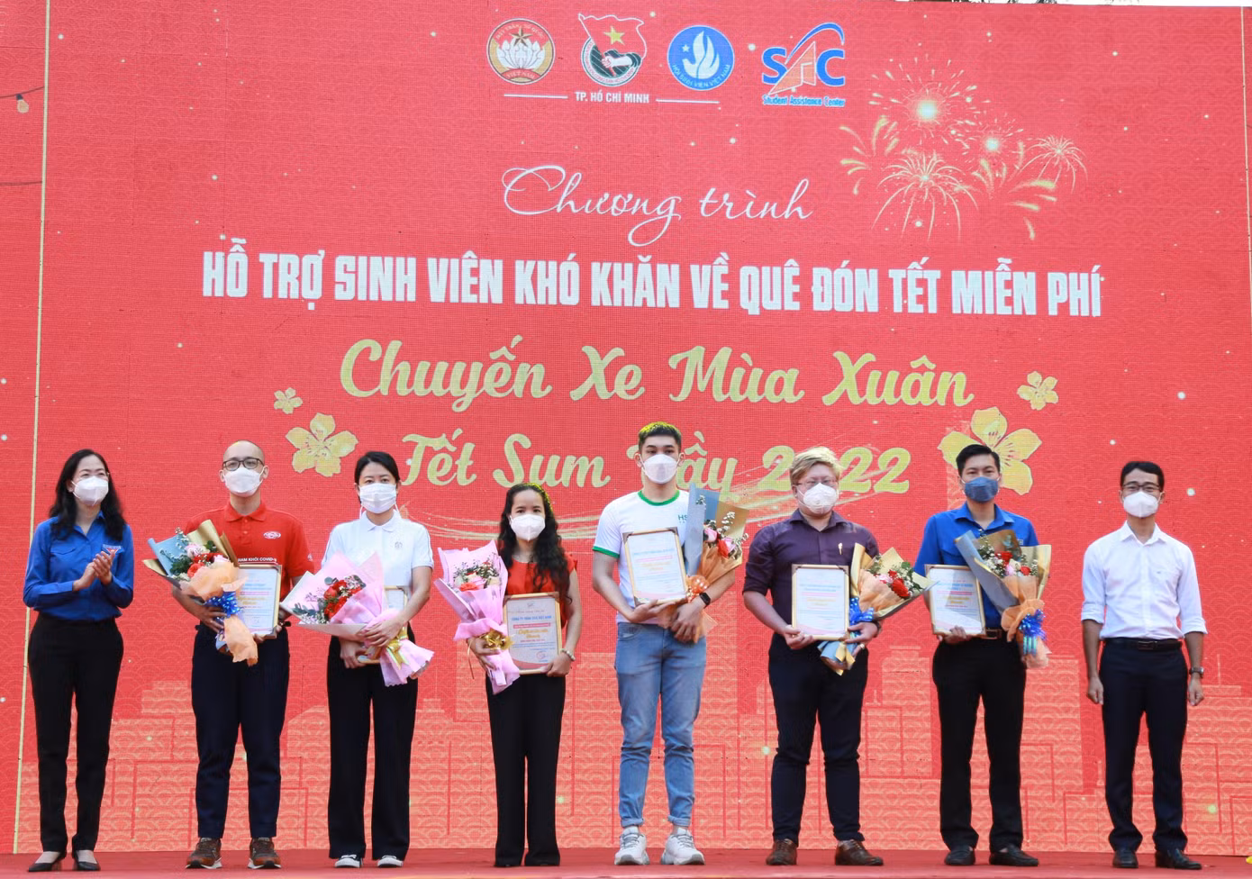 Đại diện Ban tổ chức tri ân các đơn vị đã hỗ trợ chăm lo, thực hiện các chuyến xe nghĩa tình cho các bạn sinh viên về quê đón Tết cùng gia đình.