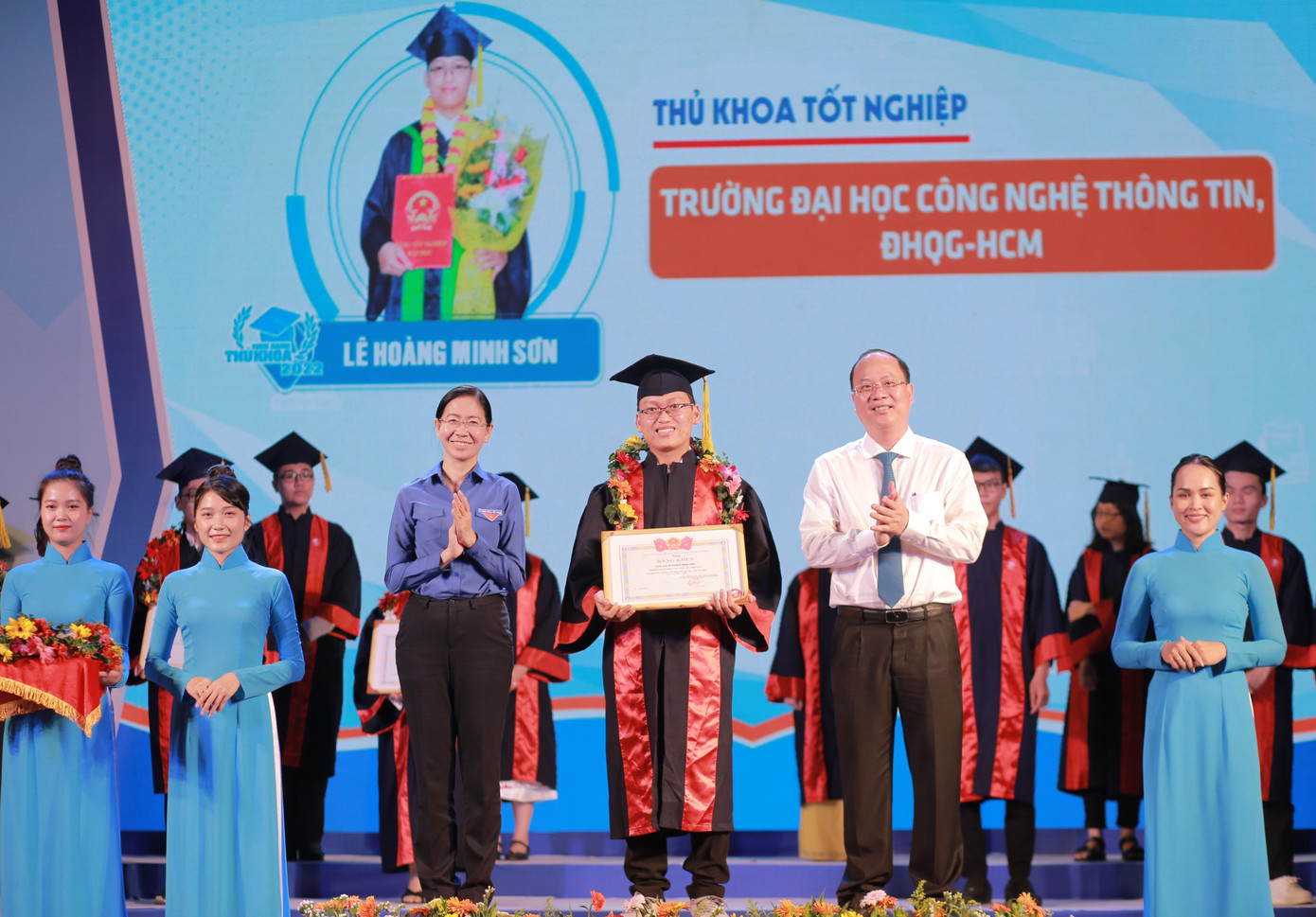 Phó Bí thư Thành ủy Nguyễn Hồ Hải và Bí thư Thành Đoàn Phan Thị Thanh Phương tuyên dương, khen thưởng các bạn thủ khoa tốt nghiệp. Ảnh: Thành Đạt