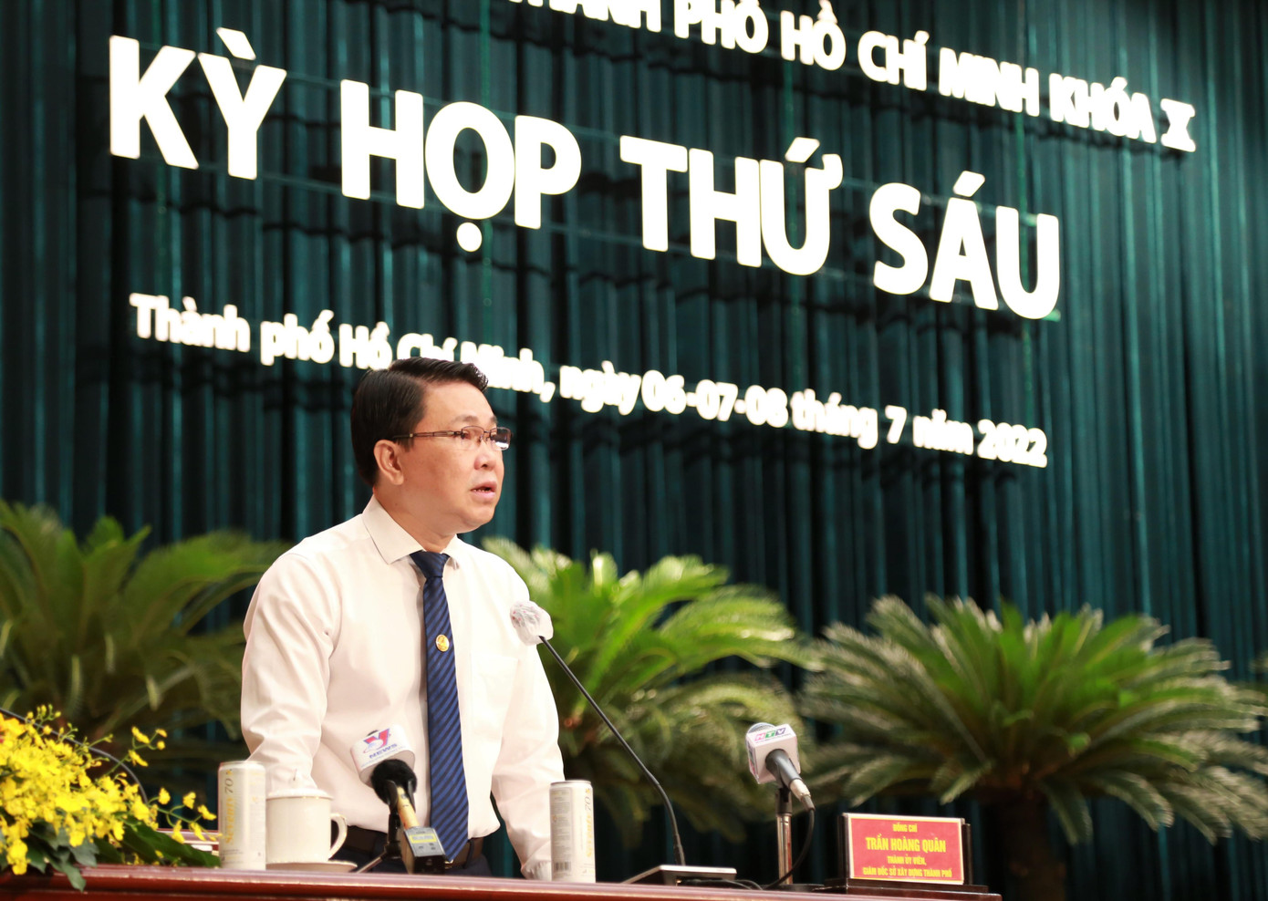 Giám đốc Sở Xây dựng TPHCM Trần Hoàng Quân trả lời các đại biểu.