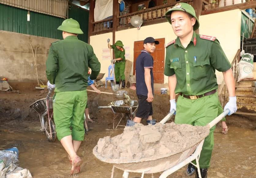 Cán bộ, chiến sĩ cùng ban ngành địa phương chung tay khắc phục hậu quả bão lũ.