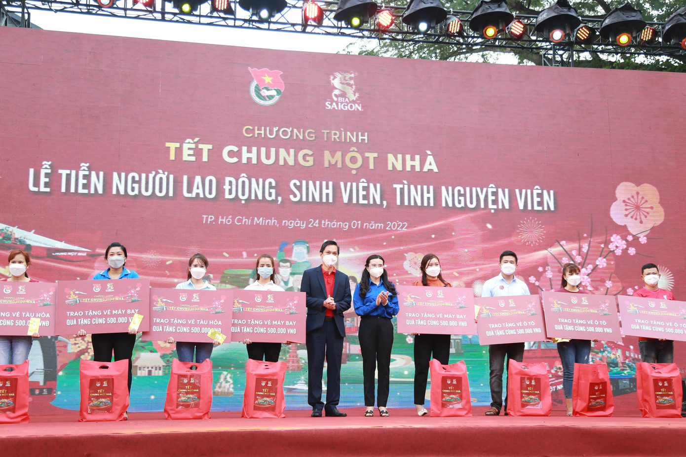 Trong khuôn khổ chương trình "Tết chung một nhà", Ban tổ chức hỗ trợ hàng ngàn vé xe, vé tàu và máy bay cùng các phần quà Tết cho người lao động ở khắp các địa phương. Trong khuôn khổ chương trình "Tết chung một nhà", Ban tổ chức hỗ trợ hàng ngàn vé xe, vé tàu và máy bay cùng các phần quà Tết cho người lao động ở khắp các địa phương.