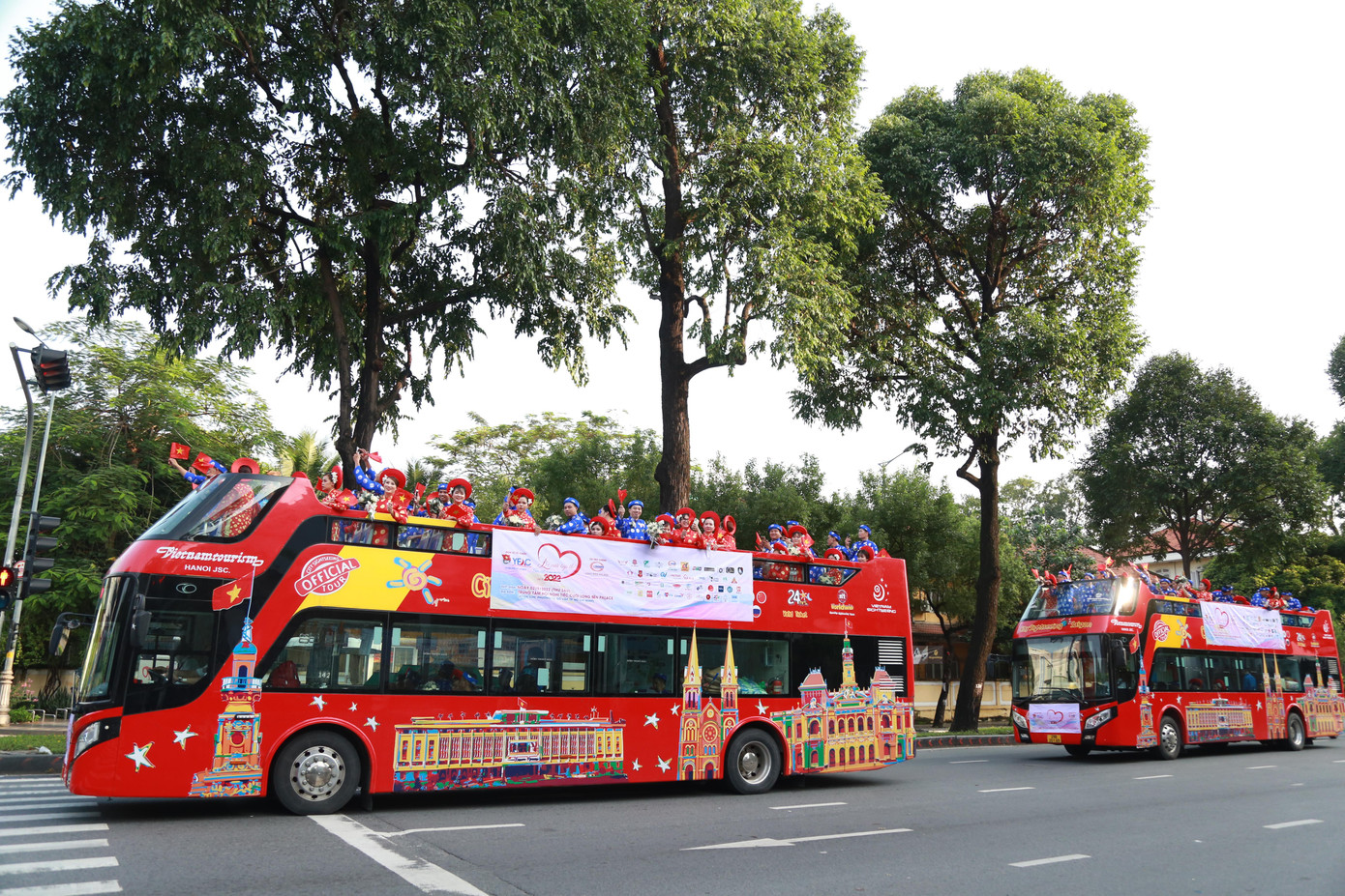 Đây là điểm mới lần đầu tiên diễn ra trong lễ cưới tập thể này. Những năm trước, ban tổ chức bố trí xe đạp điện để các đôi di chuyển với sự hỗ trợ của đội xe dẫn đường.