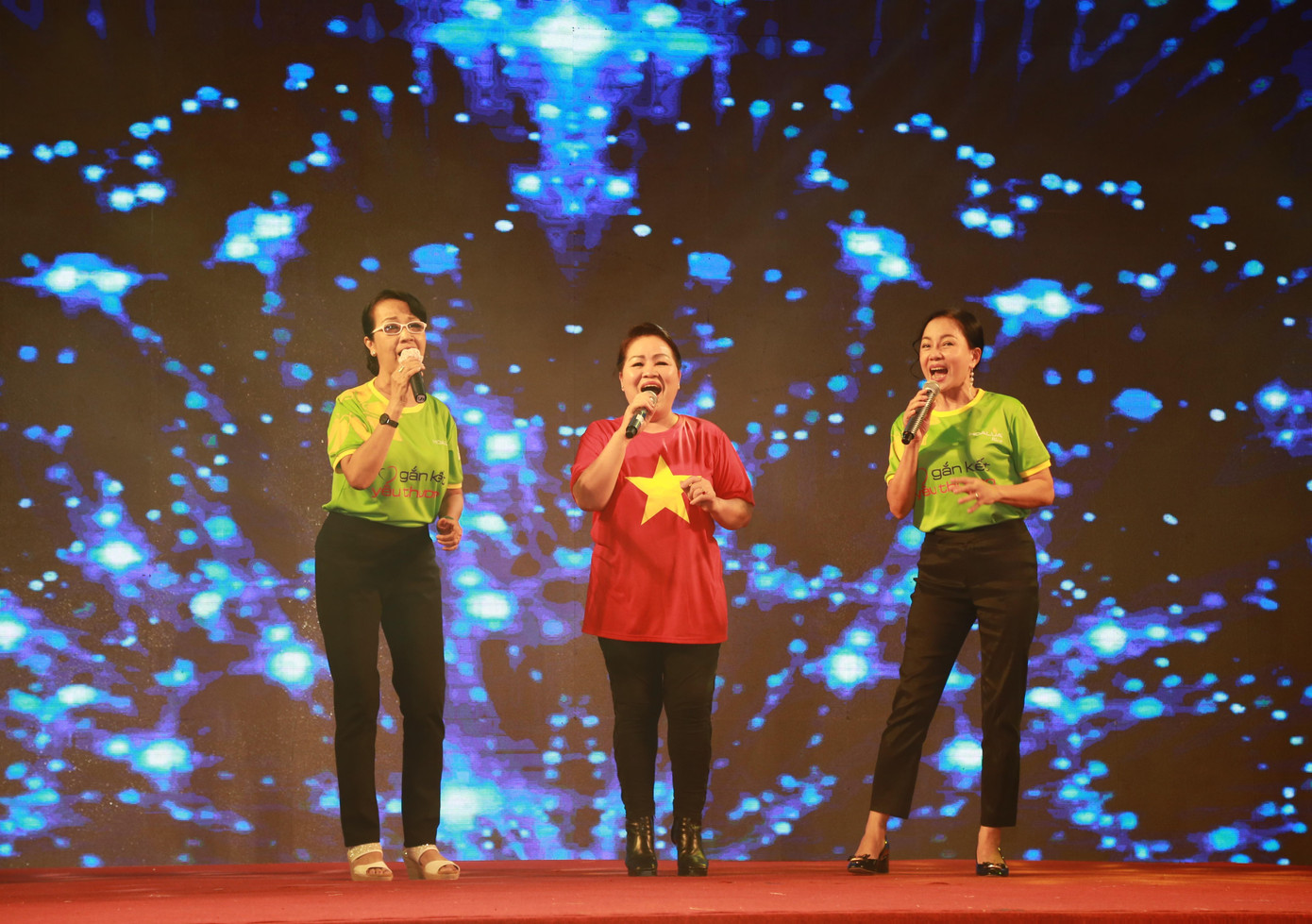 Cũng trong chương trình, các nghệ sĩ đã mang lời ca tiếng hát gửi tặng mọi người. Trong ảnh: NSƯT Quỳnh Liên cùng các giọng ca thuộc CLB nữ nghệ sĩ cùng hòa ca mang lại niềm vui cho các em nhỏ. Cũng trong chương trình, các nghệ sĩ đã mang lời ca tiếng hát gửi tặng mọi người. Trong ảnh: NSƯT Quỳnh Liên cùng các giọng ca thuộc CLB nữ nghệ sĩ cùng hòa ca mang lại niềm vui cho các em nhỏ.