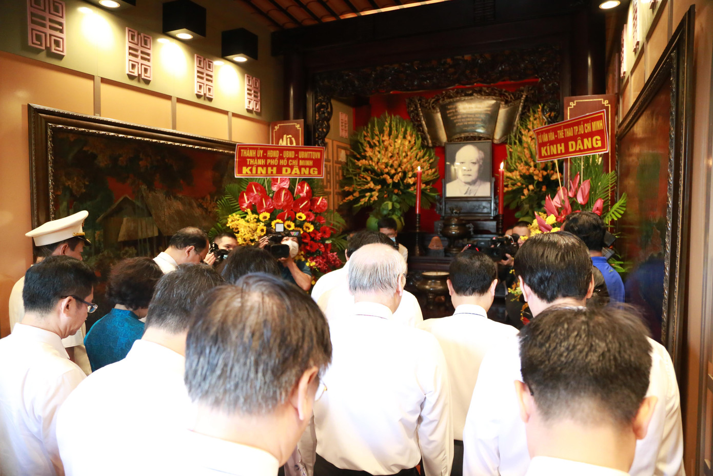 Đoàn đại biểu dâng hương tưởng nhớ Chủ tịch Tôn Đức Thắng, người lãnh đạo xuất sắc của giai cấp công nhân Việt Nam. Đoàn đại biểu dâng hương tưởng nhớ Chủ tịch Tôn Đức Thắng, người lãnh đạo xuất sắc của giai cấp công nhân Việt Nam.