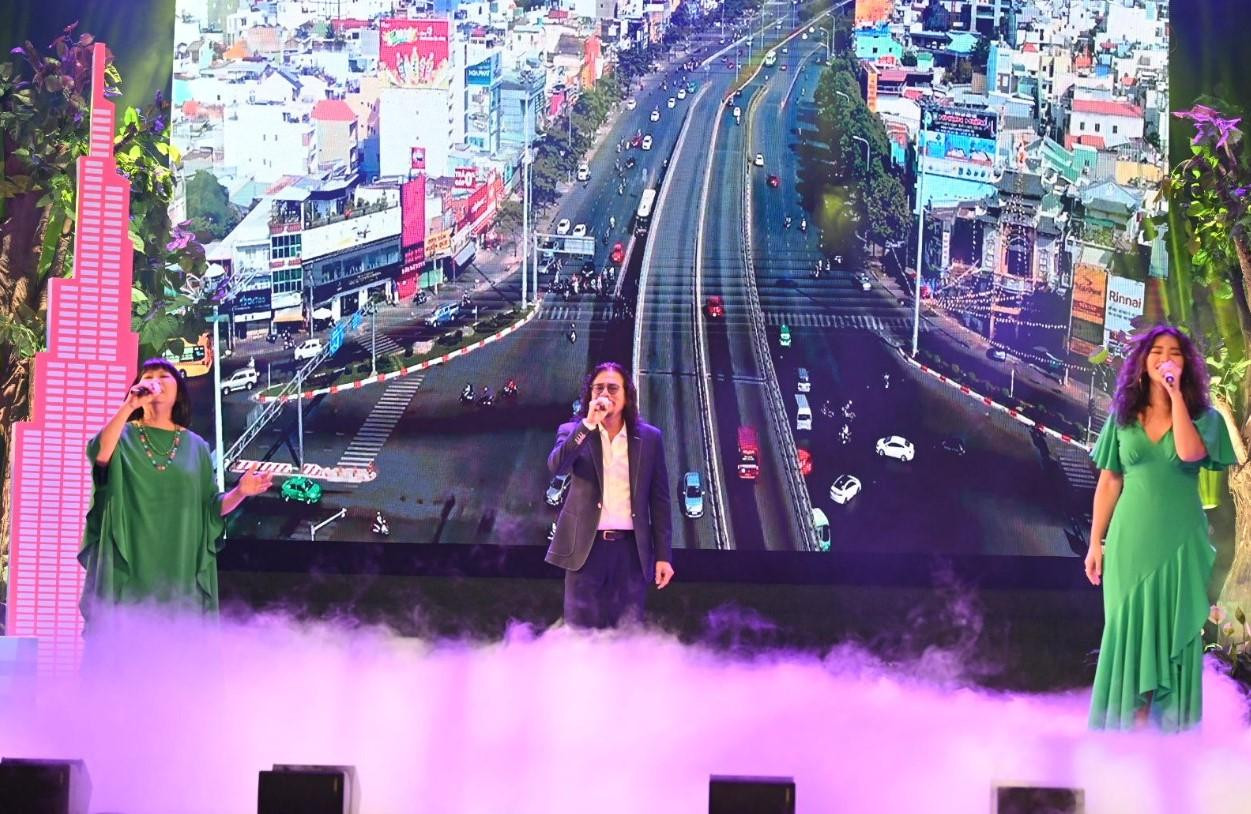 Gia đình ca sỹ Cẩm Vân - Khắc Triệu - Cece Trương góp mặt tại chương trình với "Sài gòn mùa thương" (sáng tác Xuân Phước)