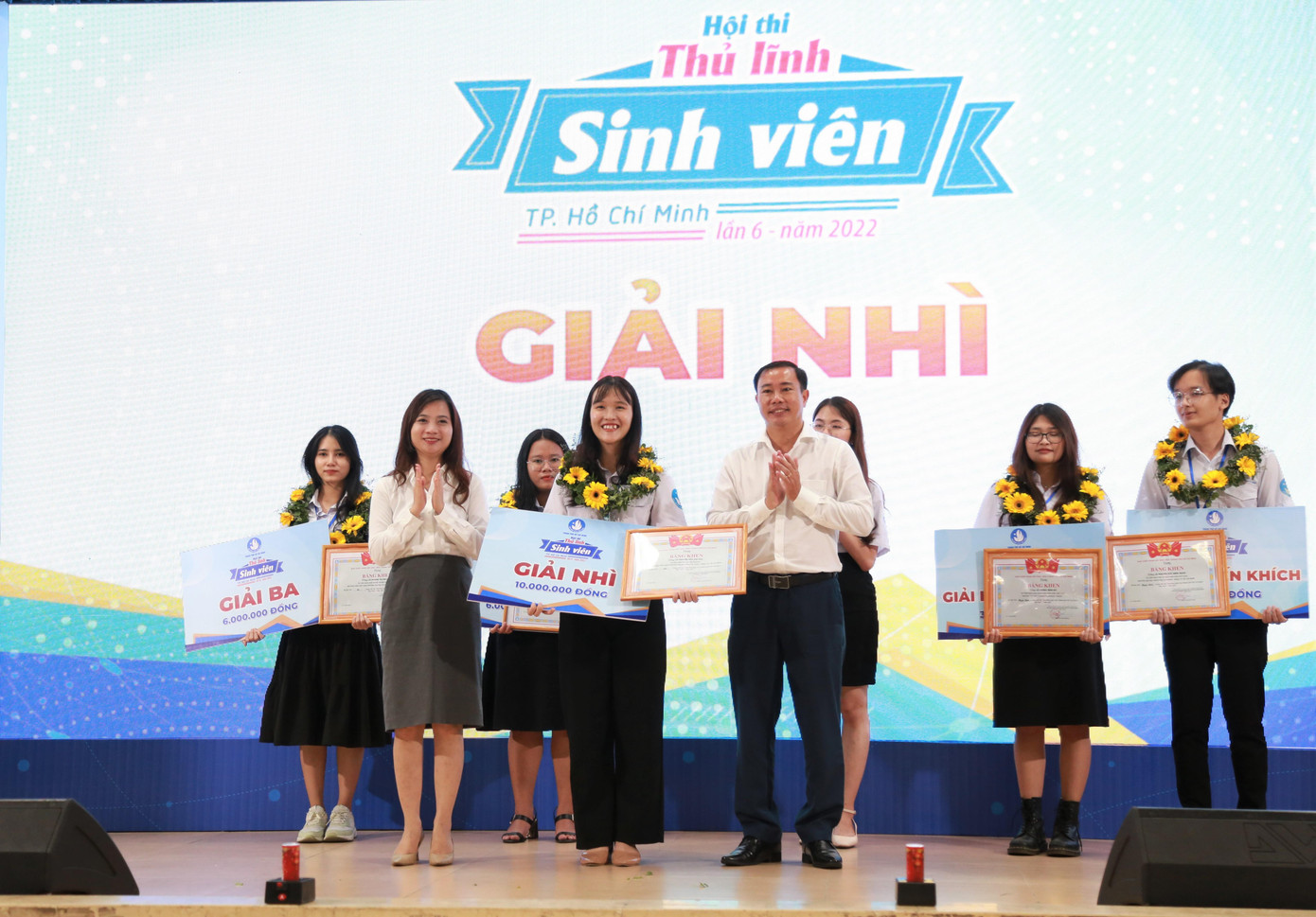 Kim Thái nhận giải Nhì hội thi. Kim Thái nhận giải Nhì hội thi.