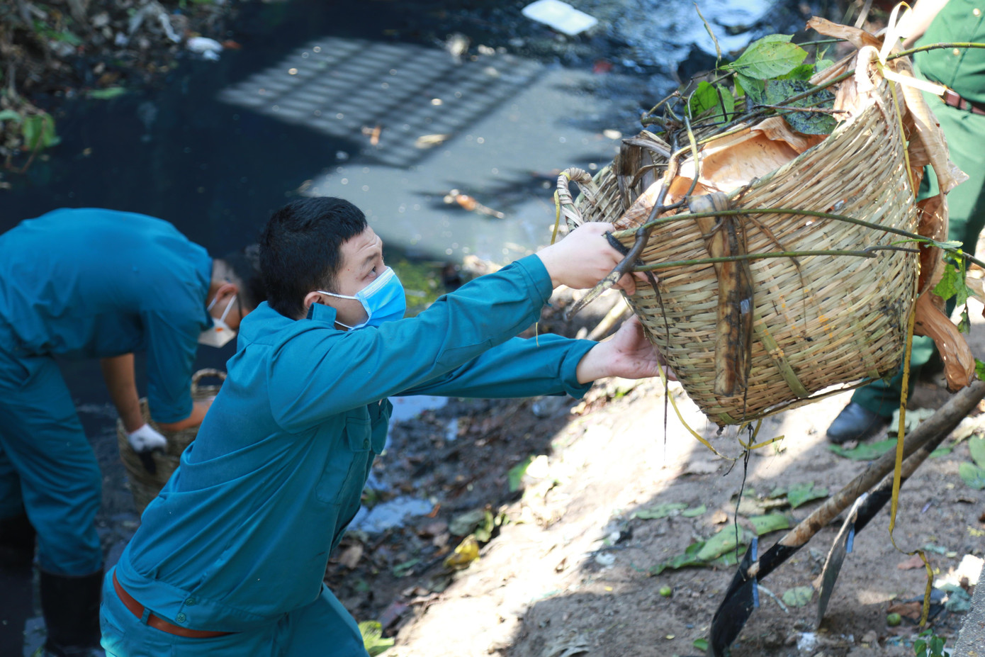 Cán bộ chiến sĩ cùng các bạn đoàn viên thanh niên địa phương tham gia làm sạch tuyến kênh